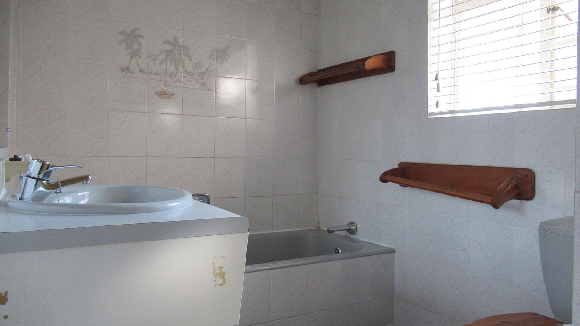 Bathroom 1 - 5 square meters of property in Linmeyer