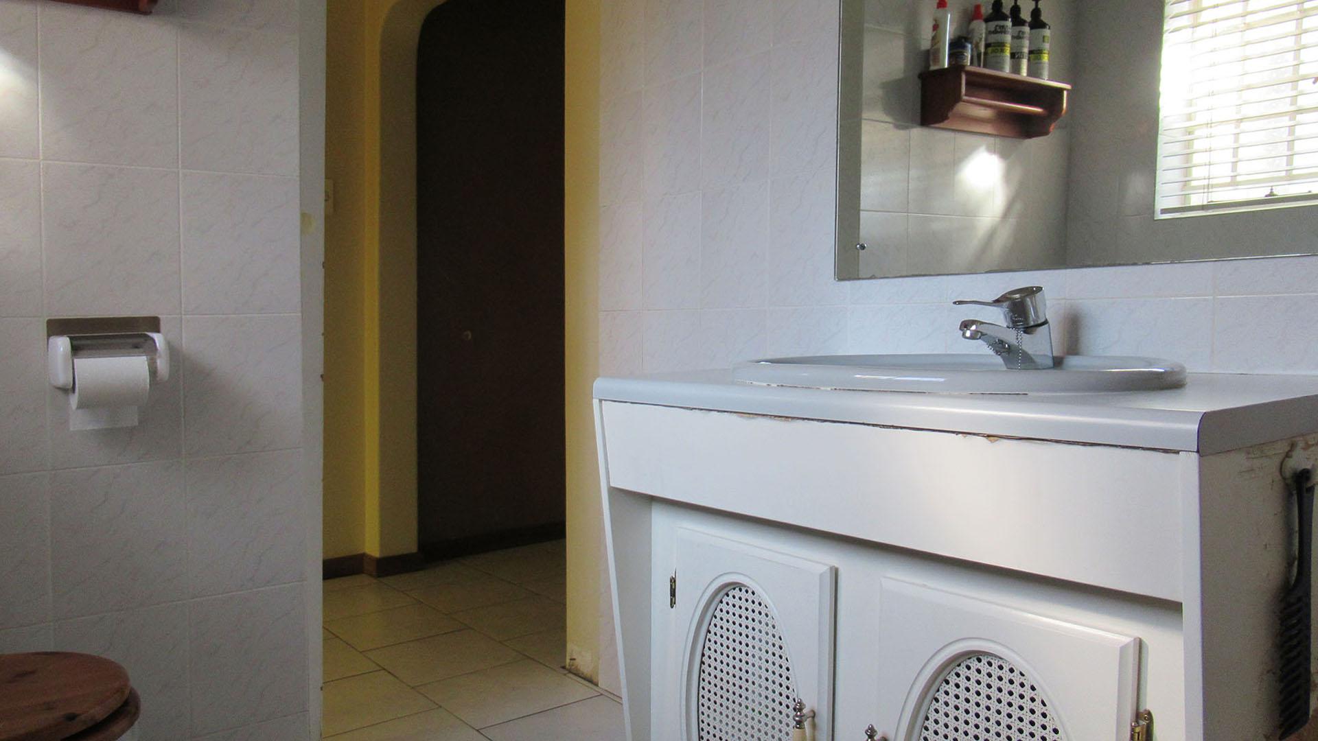 Bathroom 1 - 5 square meters of property in Linmeyer