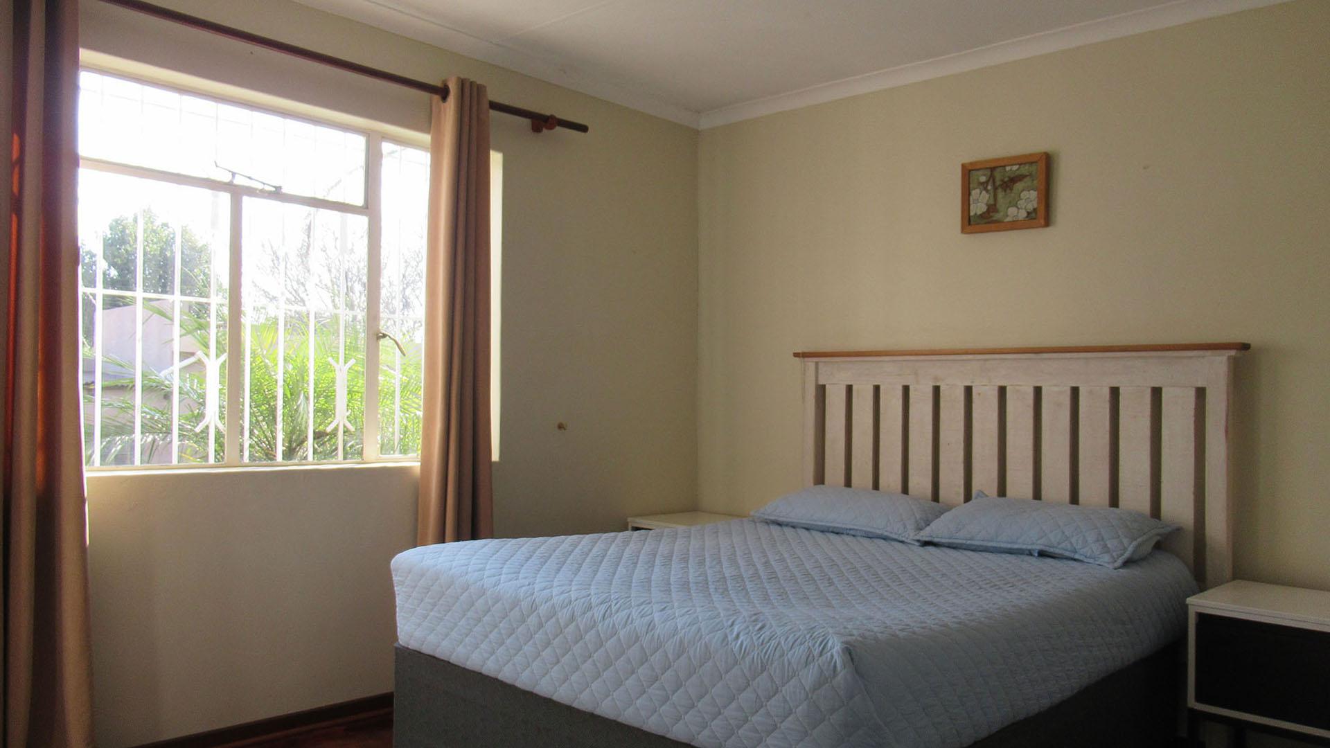 Bed Room 1 - 15 square meters of property in Linmeyer