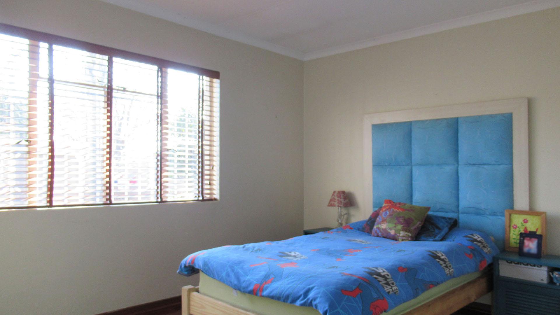 Bed Room 2 - 15 square meters of property in Linmeyer