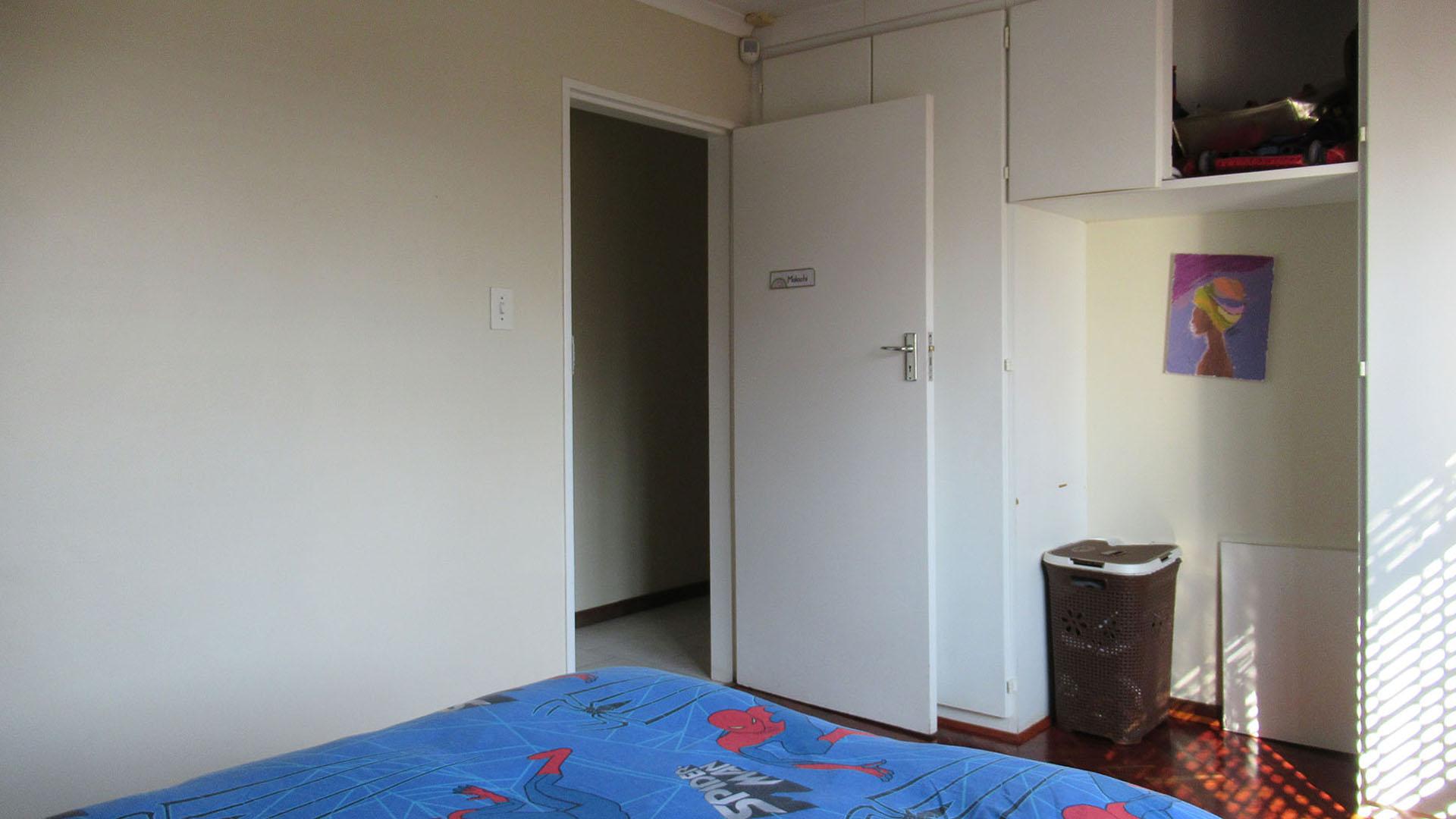 Bed Room 2 - 15 square meters of property in Linmeyer