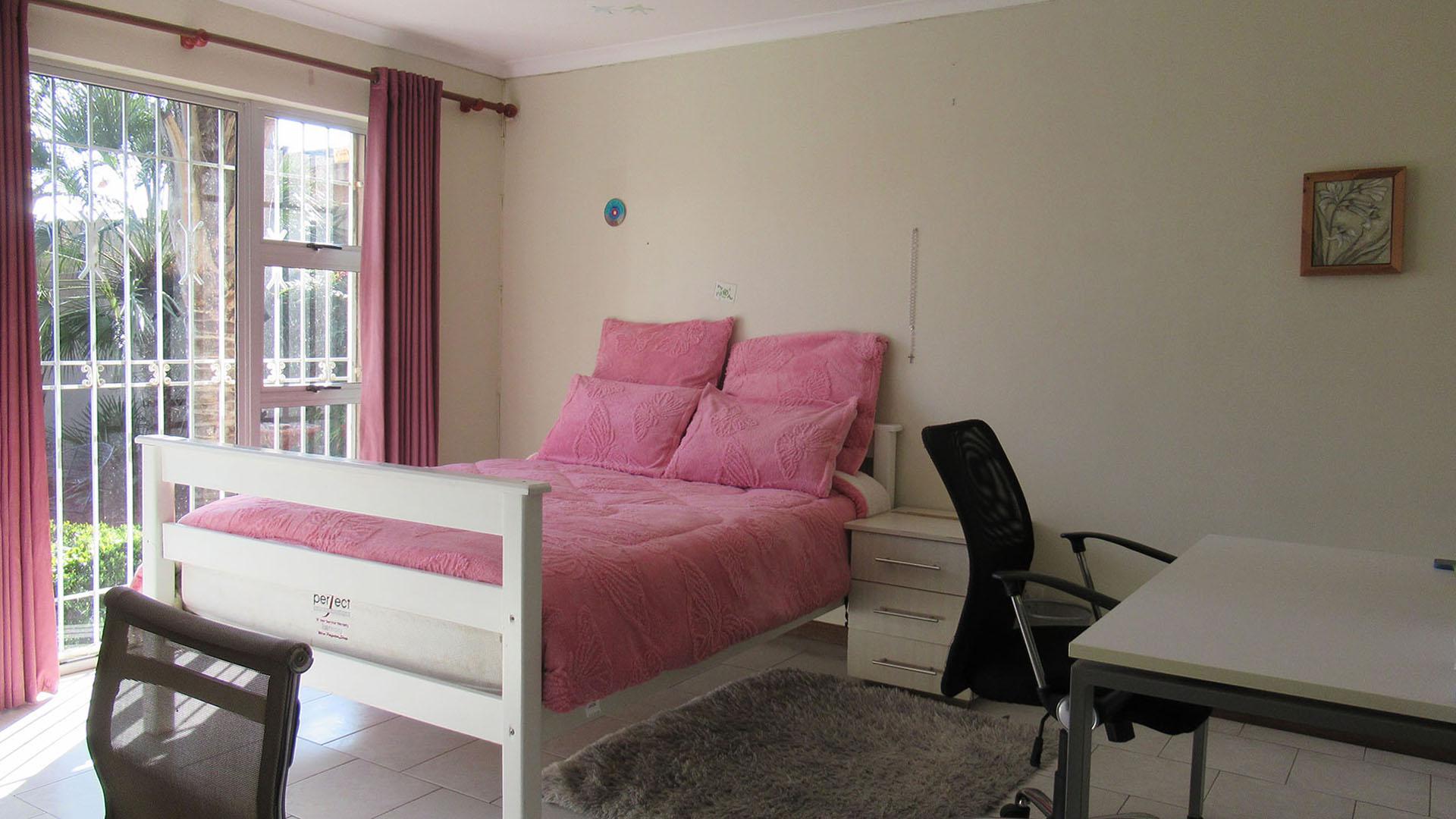 Bed Room 3 - 17 square meters of property in Linmeyer