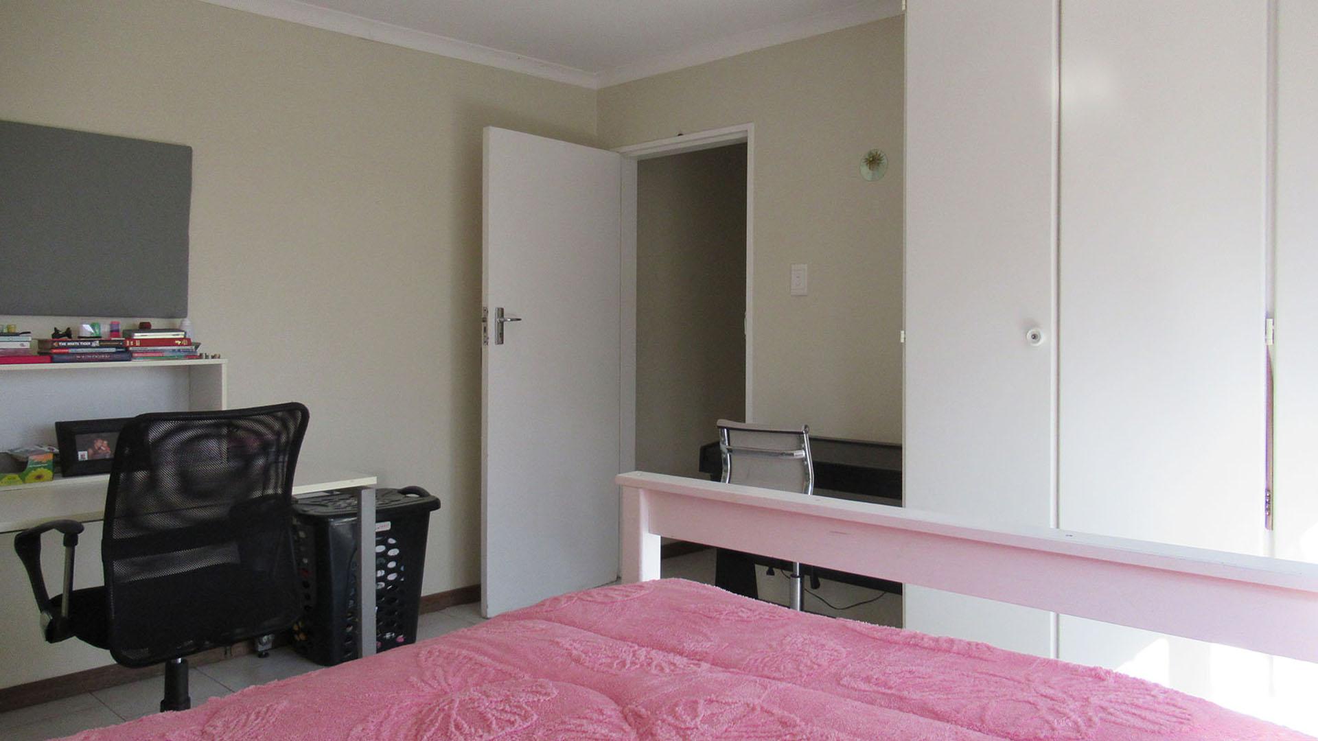 Bed Room 3 - 17 square meters of property in Linmeyer