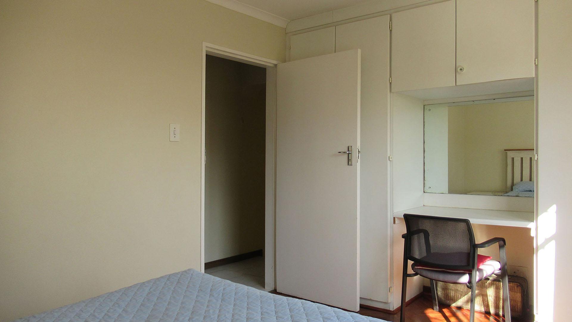 Bed Room 1 - 15 square meters of property in Linmeyer