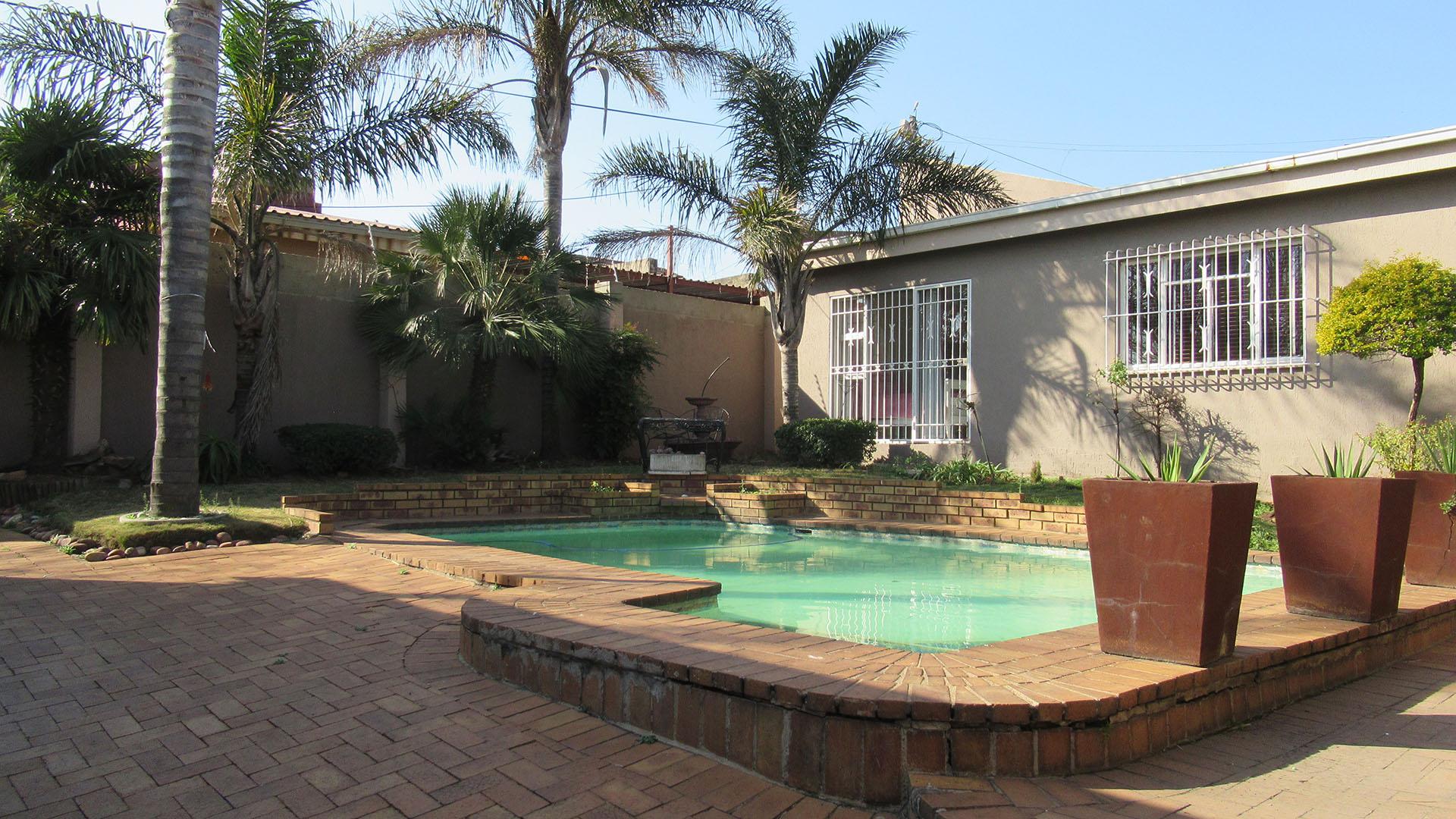 Backyard of property in Linmeyer