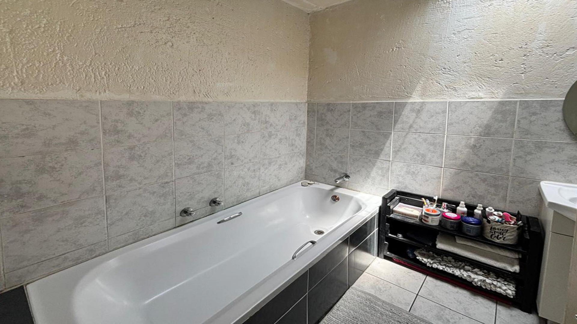 Main Bathroom - 6 square meters of property in Oakdene