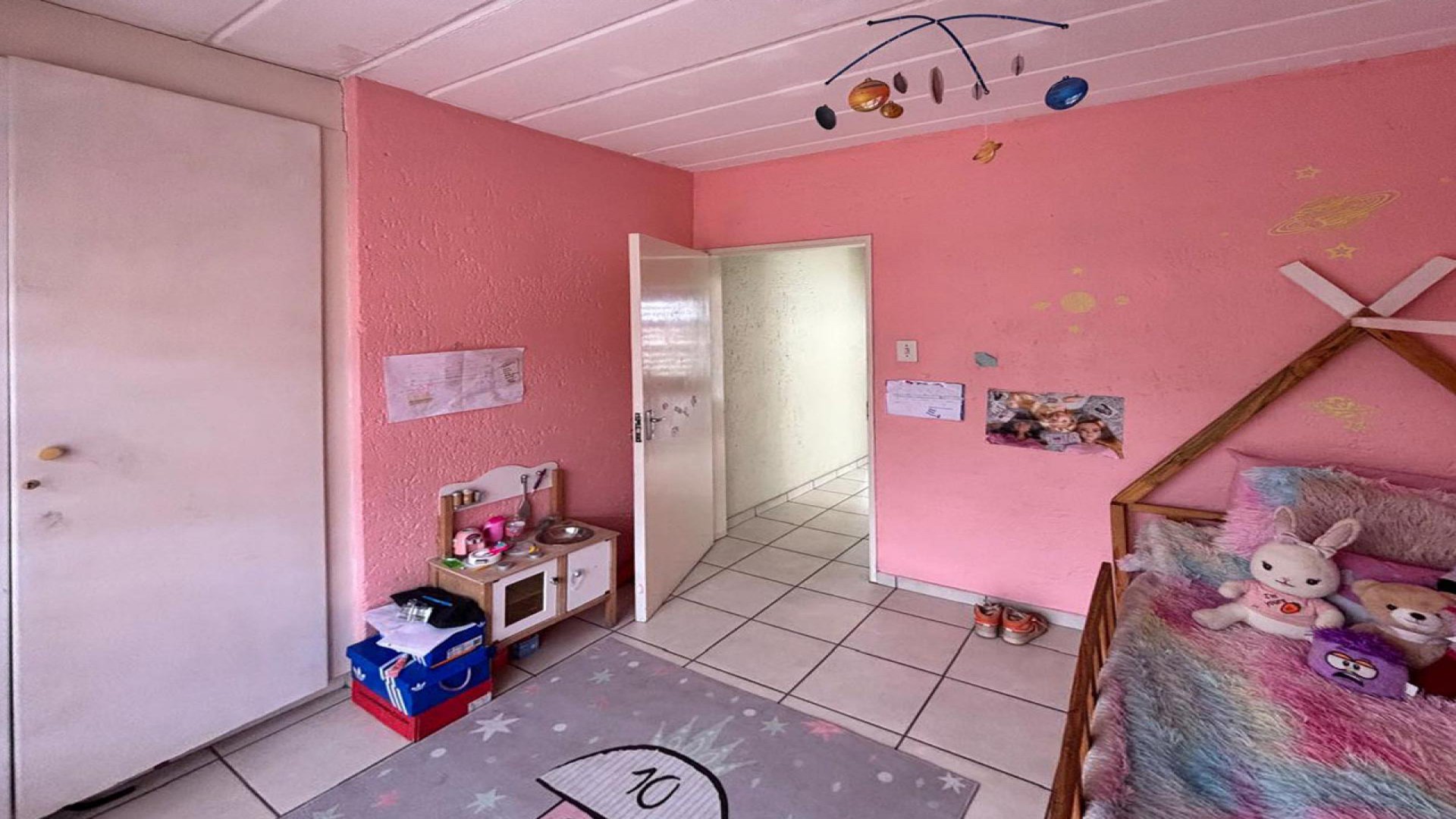 Bed Room 1 - 10 square meters of property in Oakdene