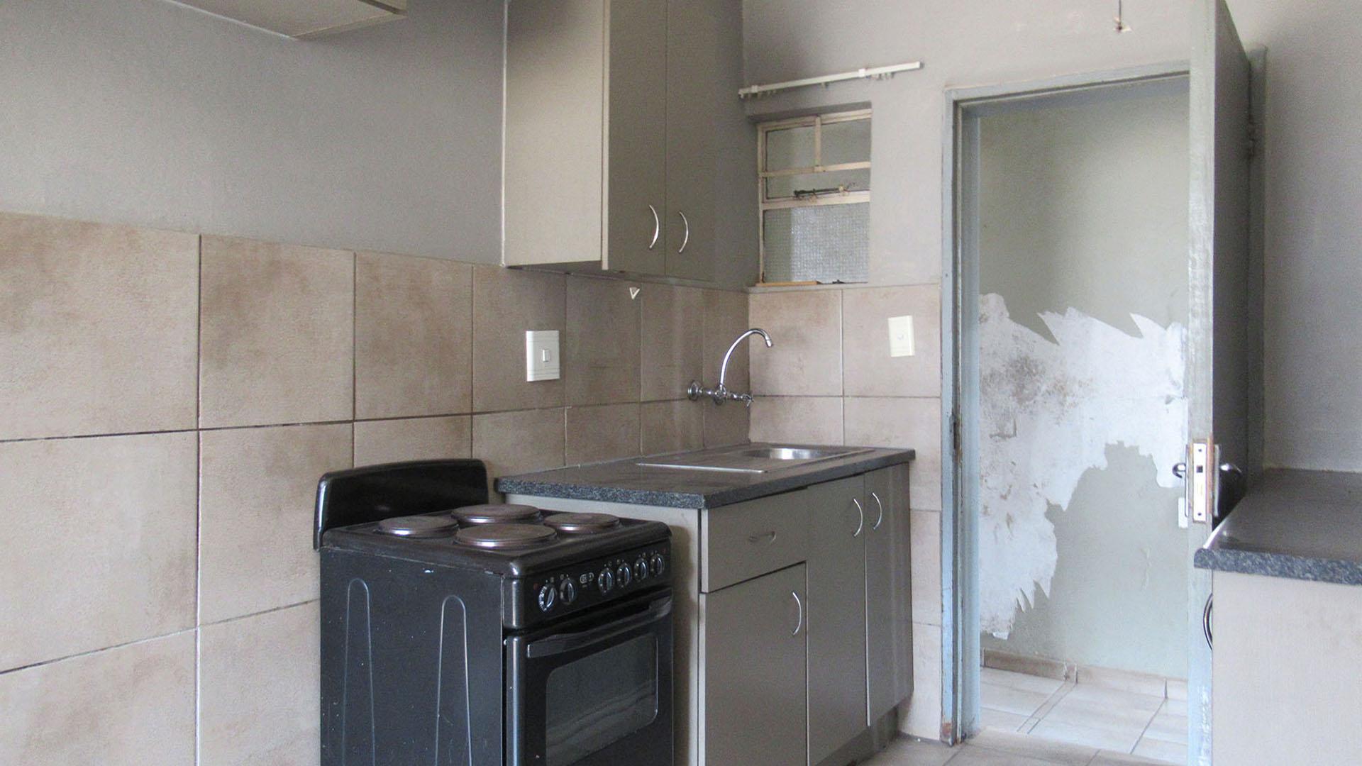 Kitchen - 7 square meters of property in Fleurhof