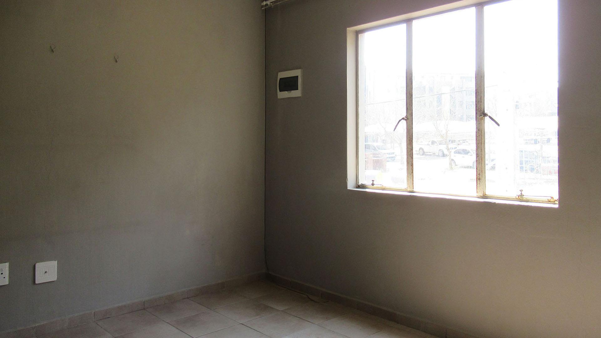 Lounges - 9 square meters of property in Fleurhof