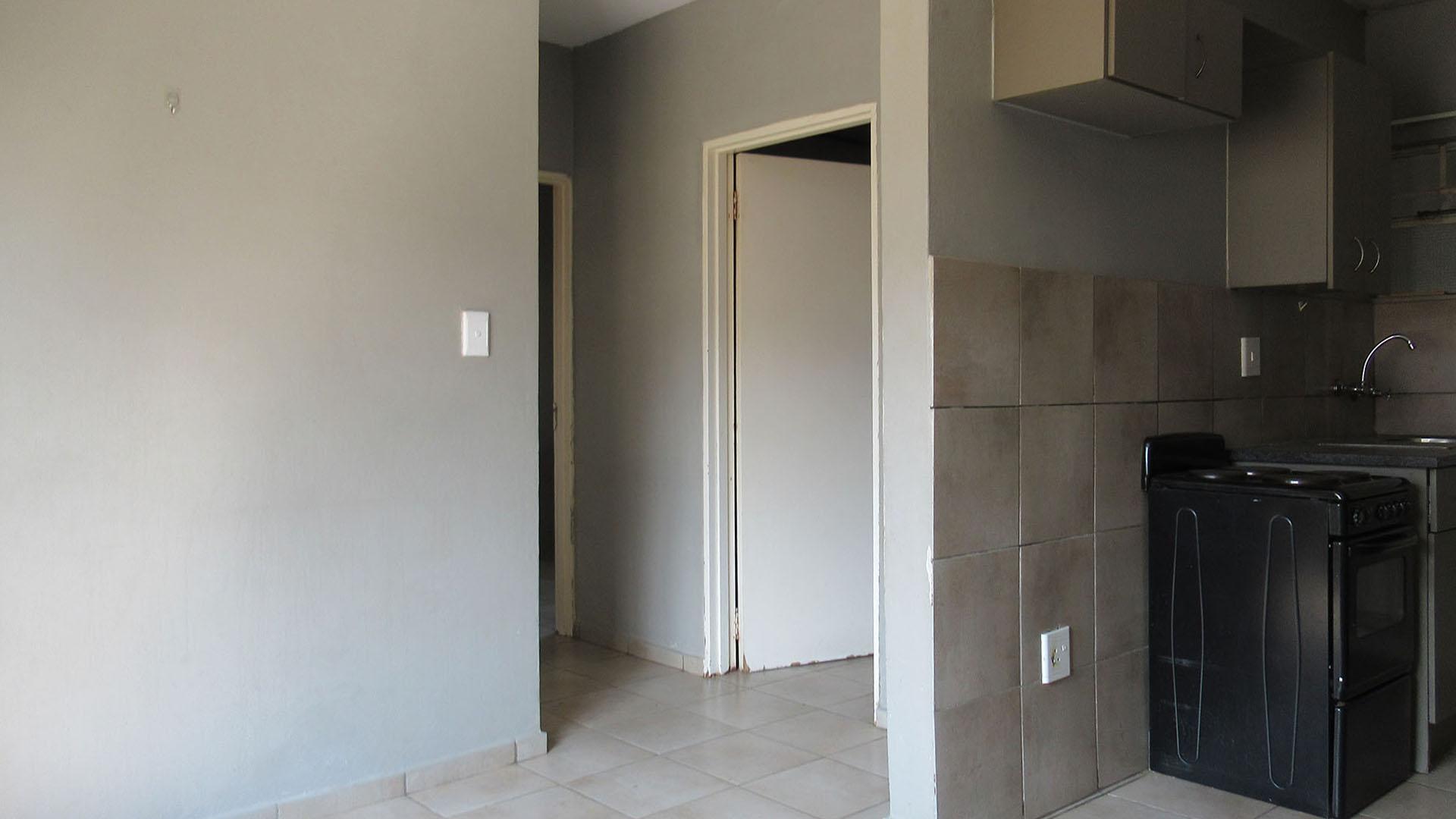 Lounges - 9 square meters of property in Fleurhof