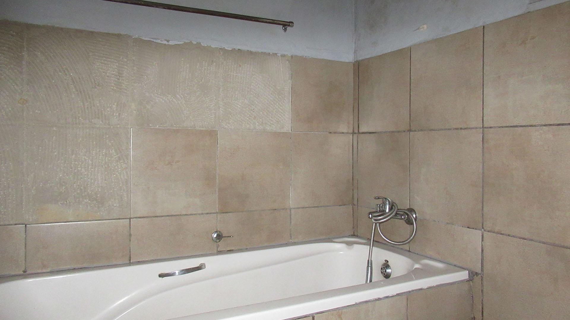 Bathroom 1 - 5 square meters of property in Fleurhof