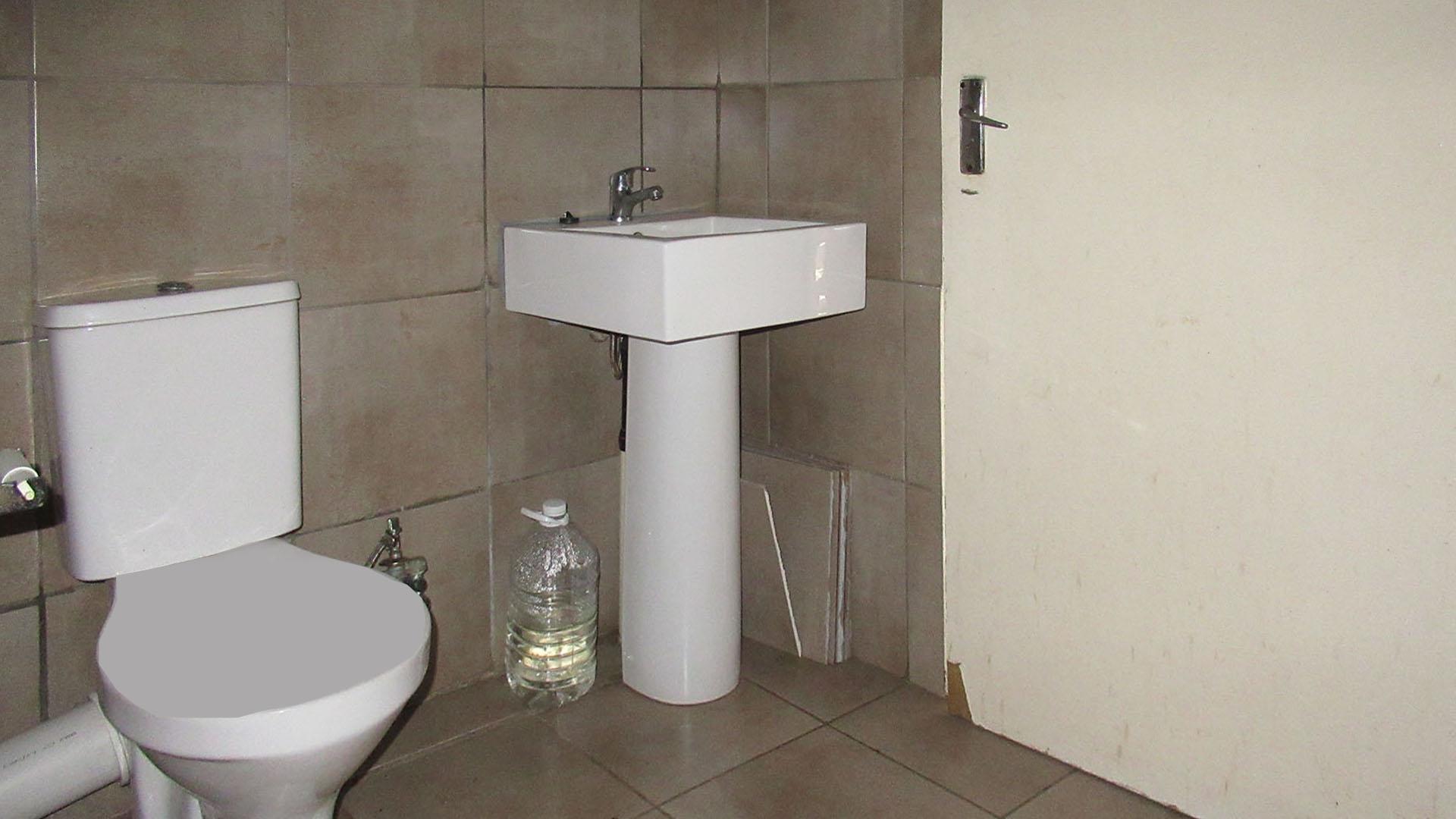 Bathroom 1 - 5 square meters of property in Fleurhof