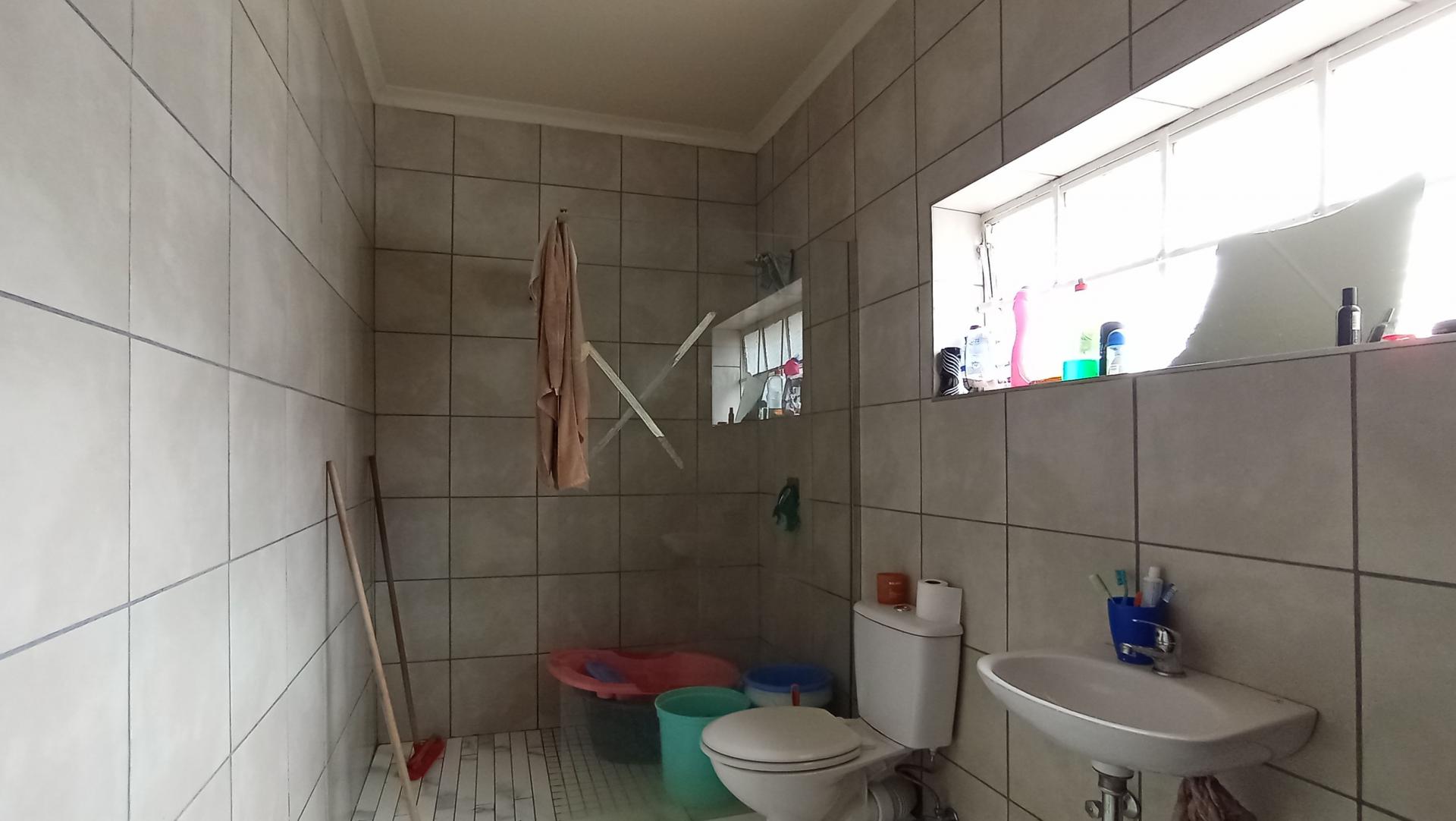 Bathroom 2 - 7 square meters of property in Bezuidenhout Valley