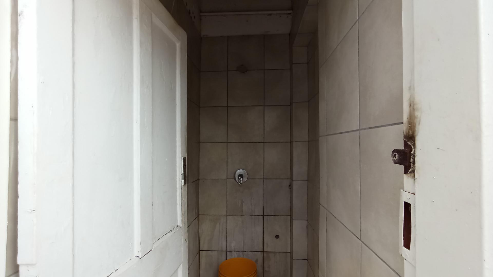 Bathroom 3+ - 7 square meters of property in Bezuidenhout Valley