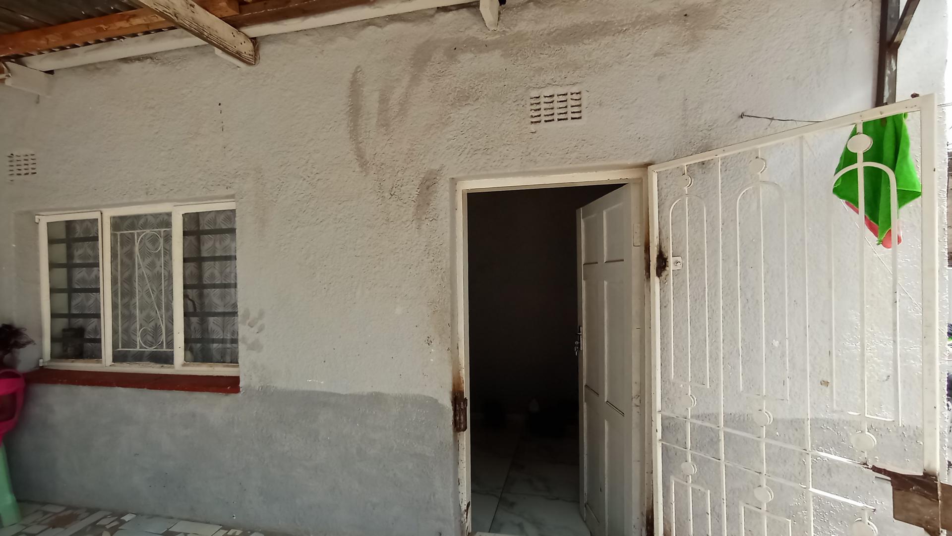 Front View of property in Bezuidenhout Valley