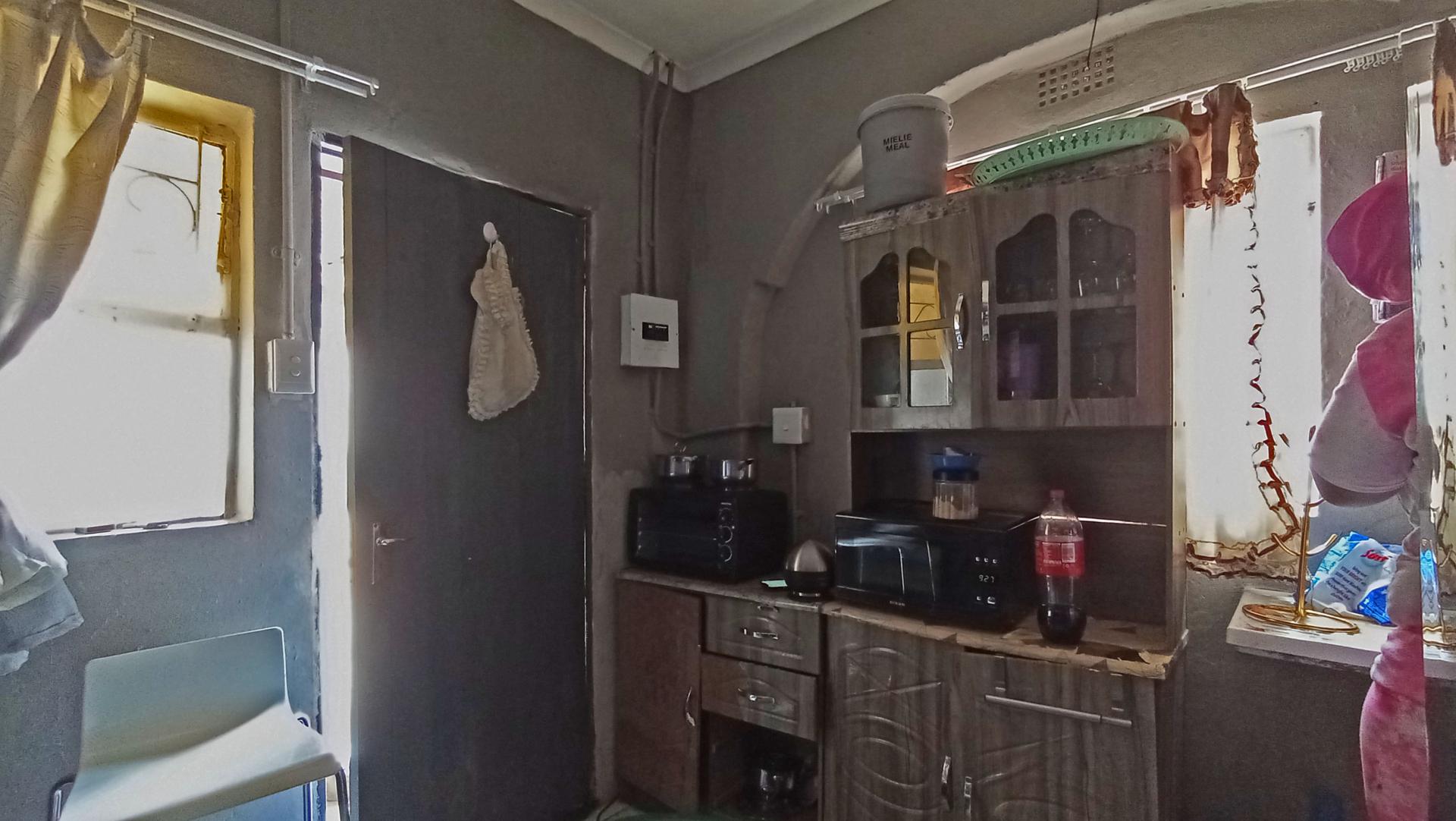 Kitchen - 21 square meters of property in Bezuidenhout Valley