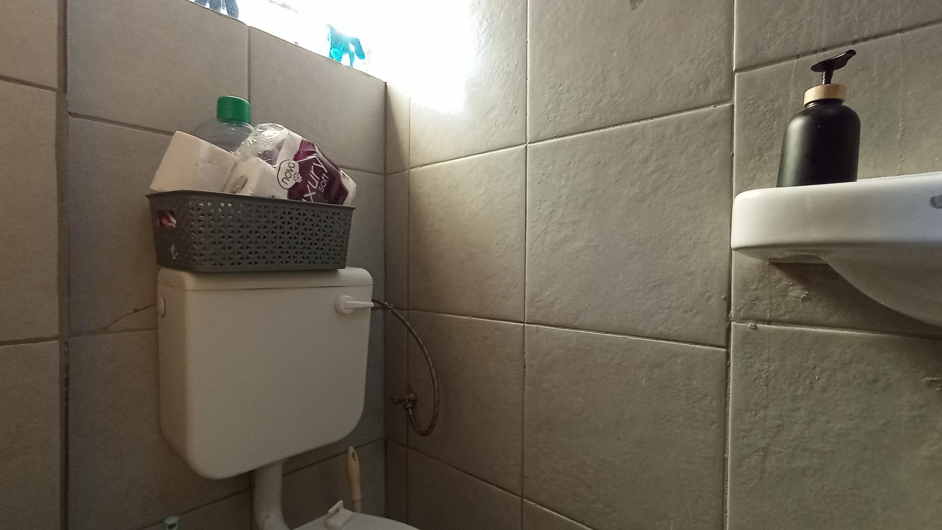 Bathroom 1 - 7 square meters of property in Bezuidenhout Valley