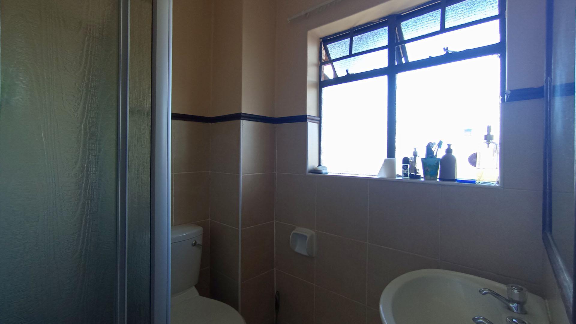 Bathroom 1 - 4 square meters of property in Karenpark