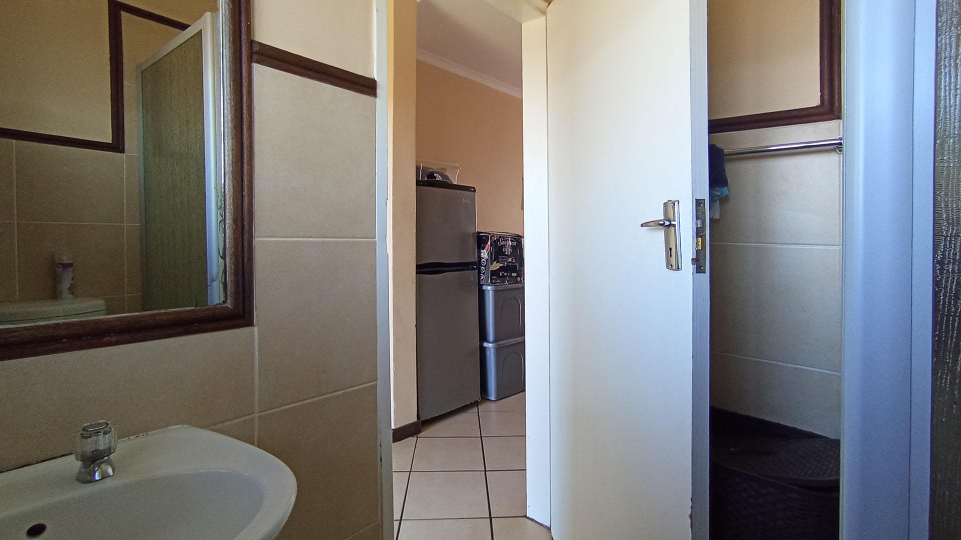 Bathroom 1 - 4 square meters of property in Karenpark