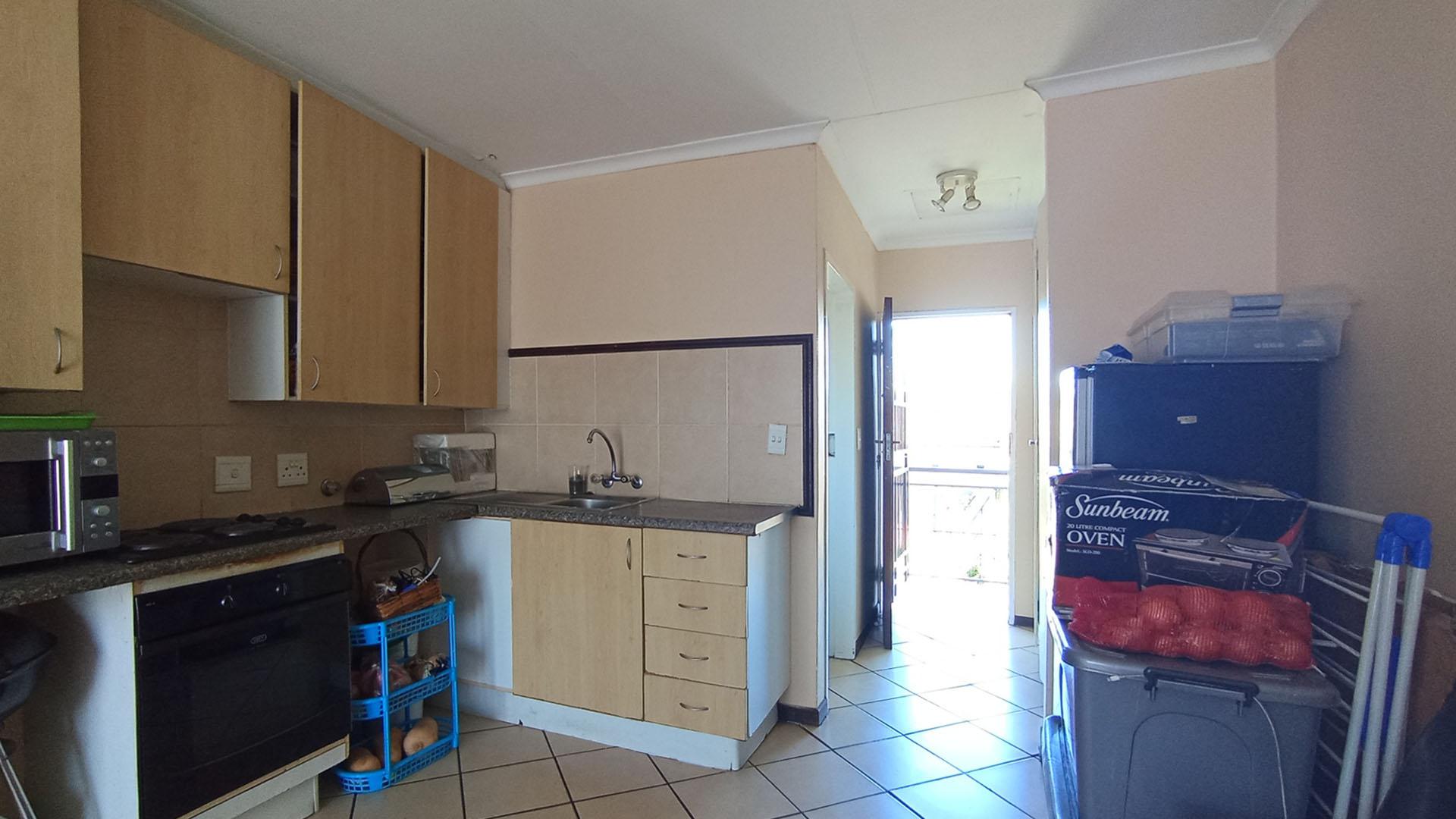 Kitchen - 9 square meters of property in Karenpark