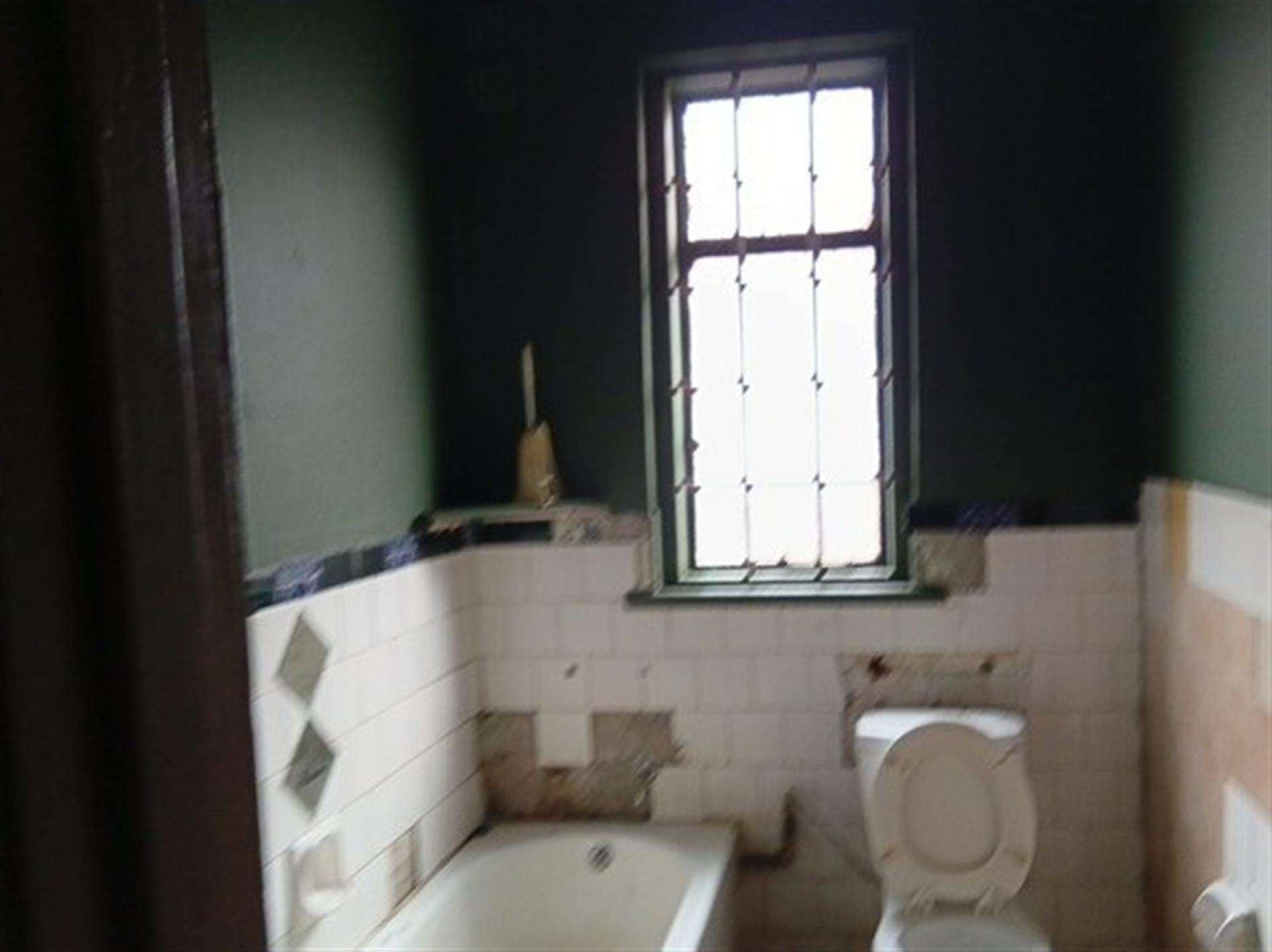 Bathroom 1 of property in Boksburg