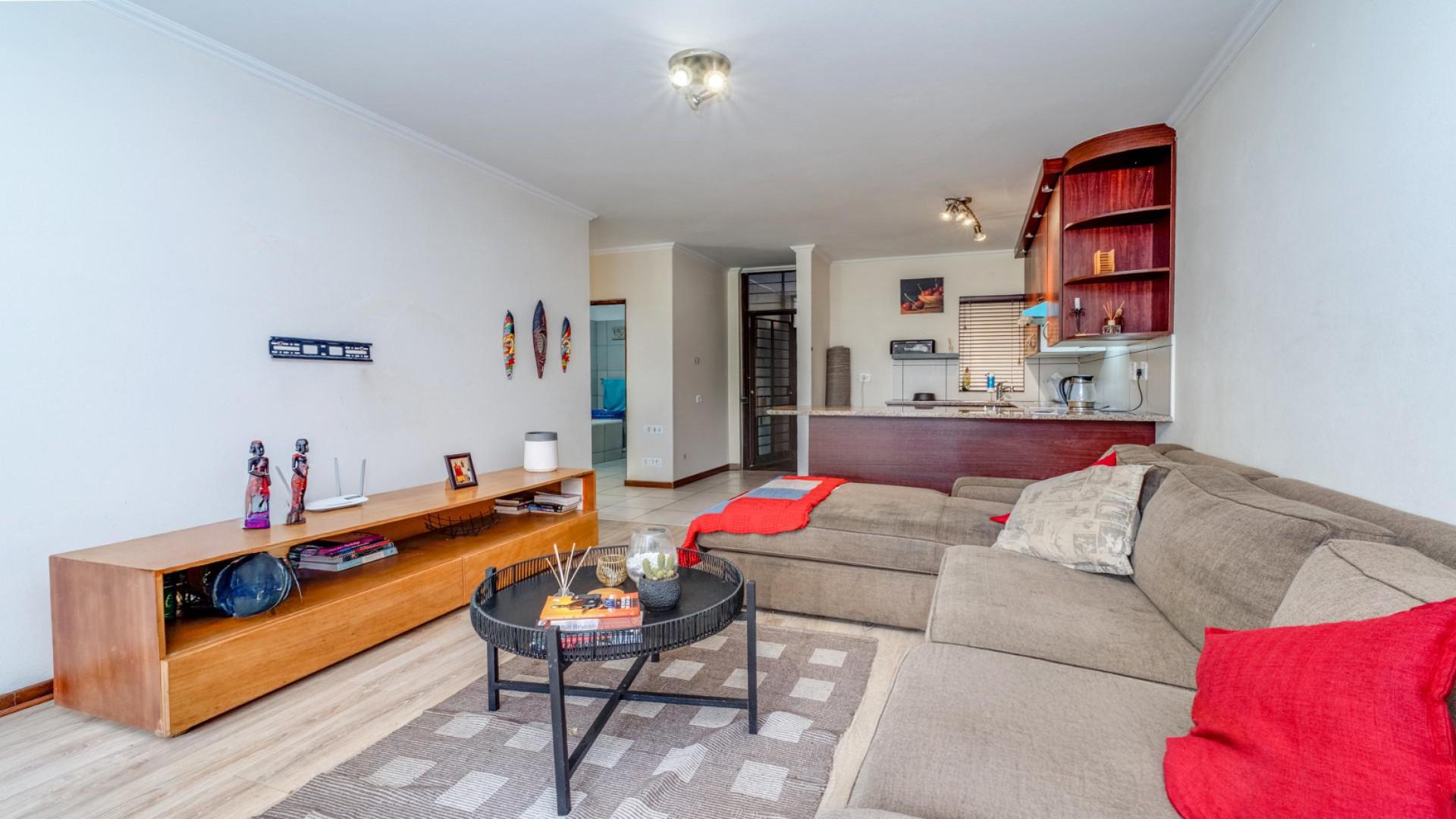 Lounges - 20 square meters of property in Jackal Creek Golf Estate