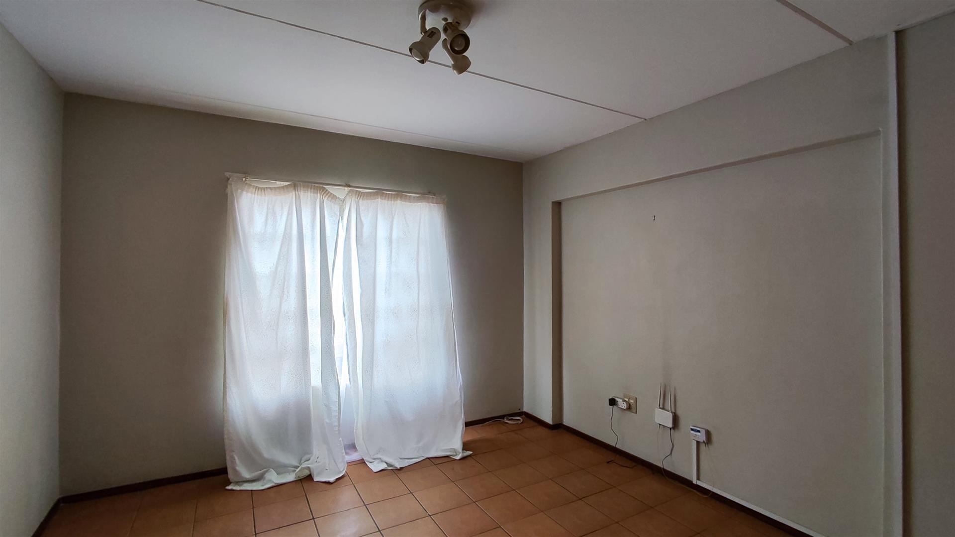 Lounges - 17 square meters of property in Ravenswood