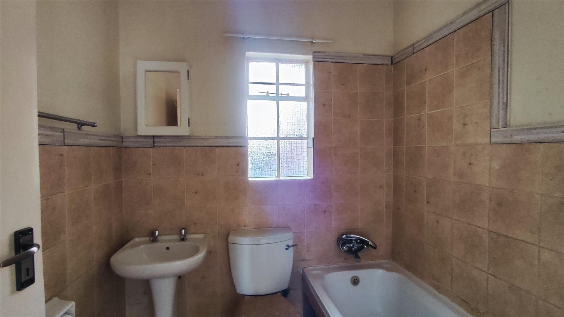 Bathroom 1 - 4 square meters of property in Ravenswood