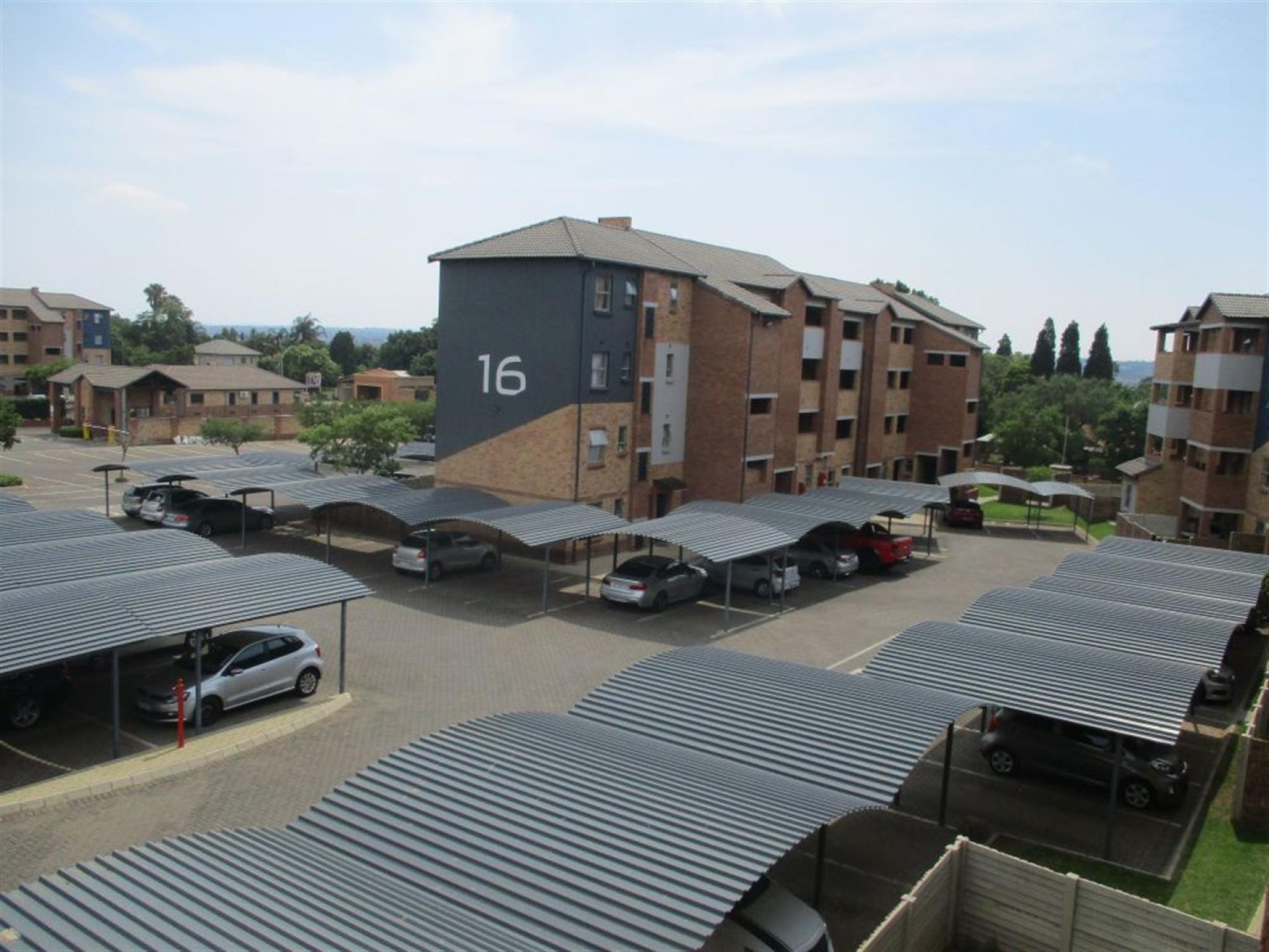 Front View of property in Heuweloord
