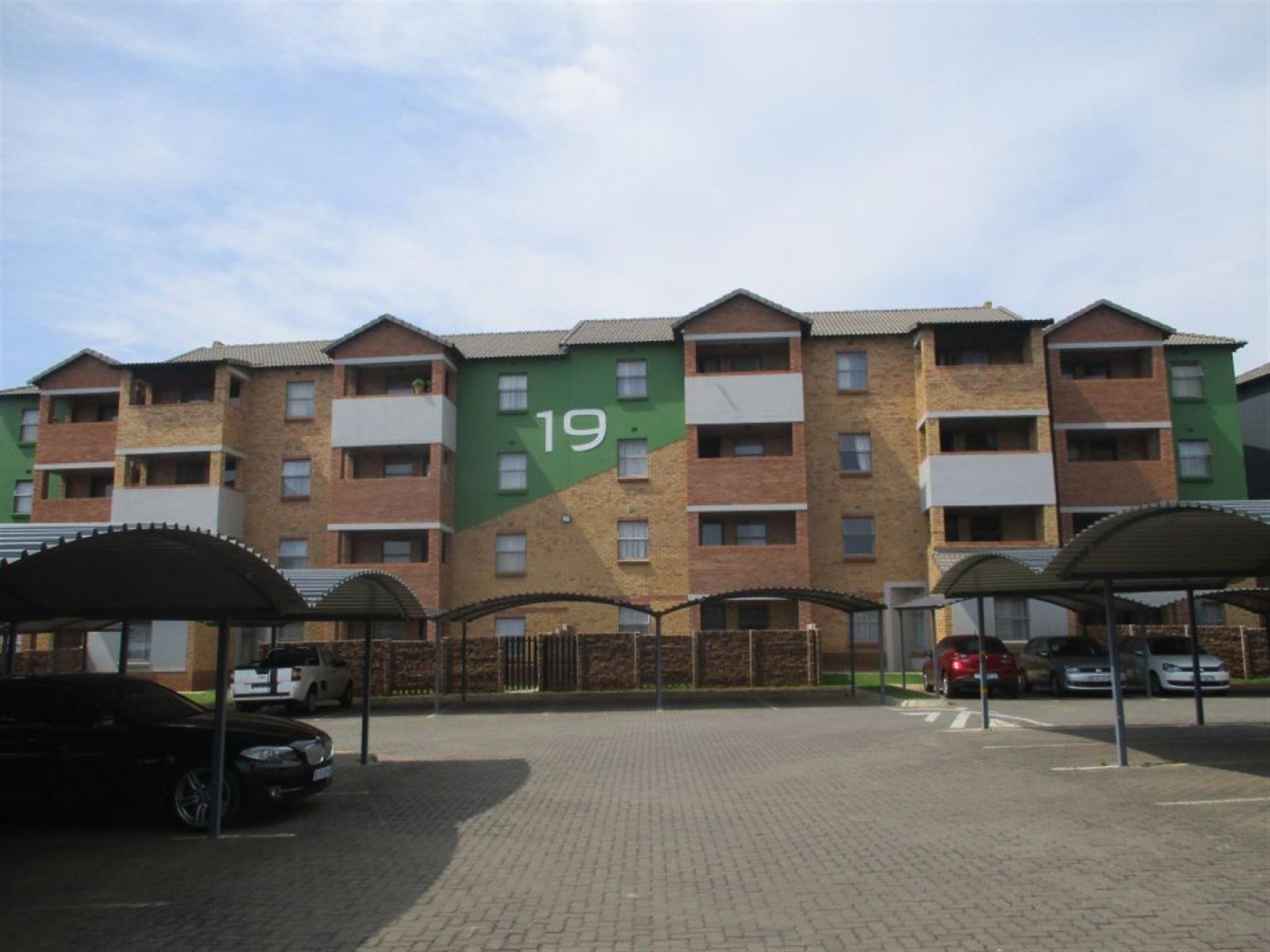 Front View of property in Heuweloord