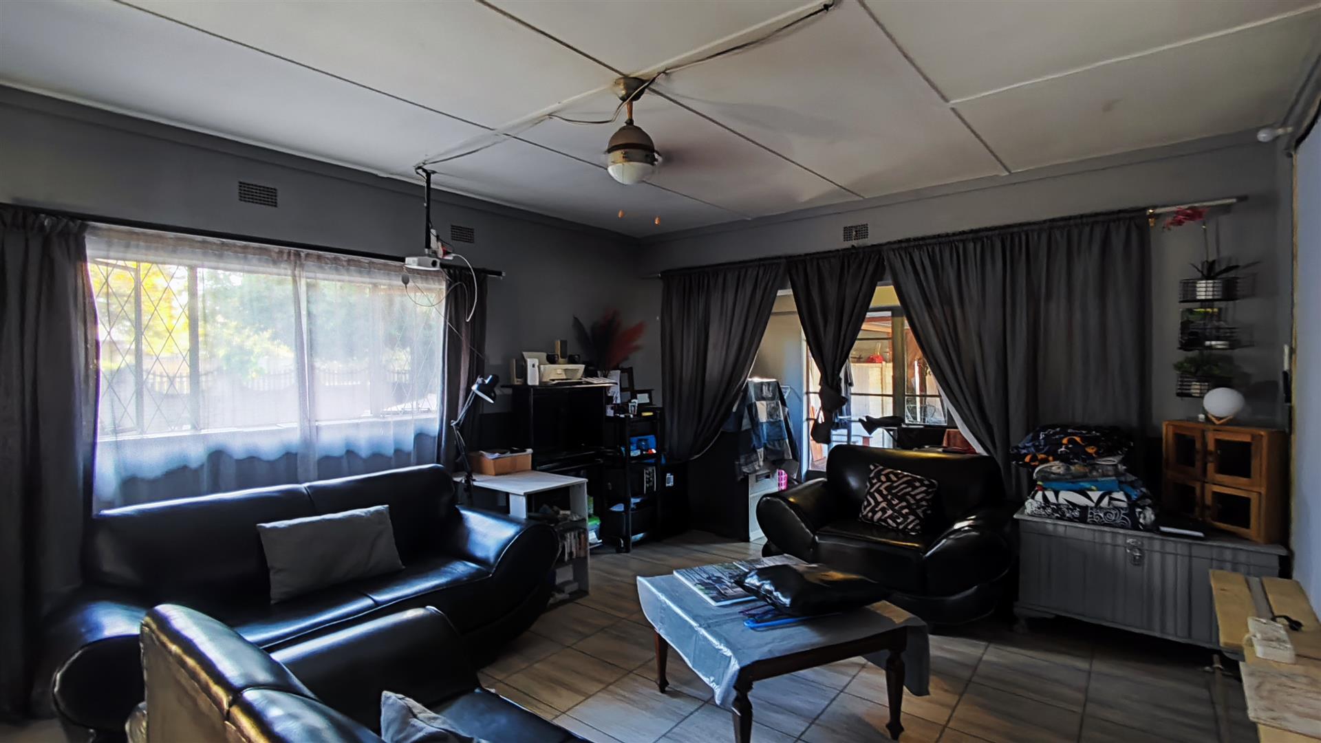 Lounges - 23 square meters of property in Vanderbijlpark