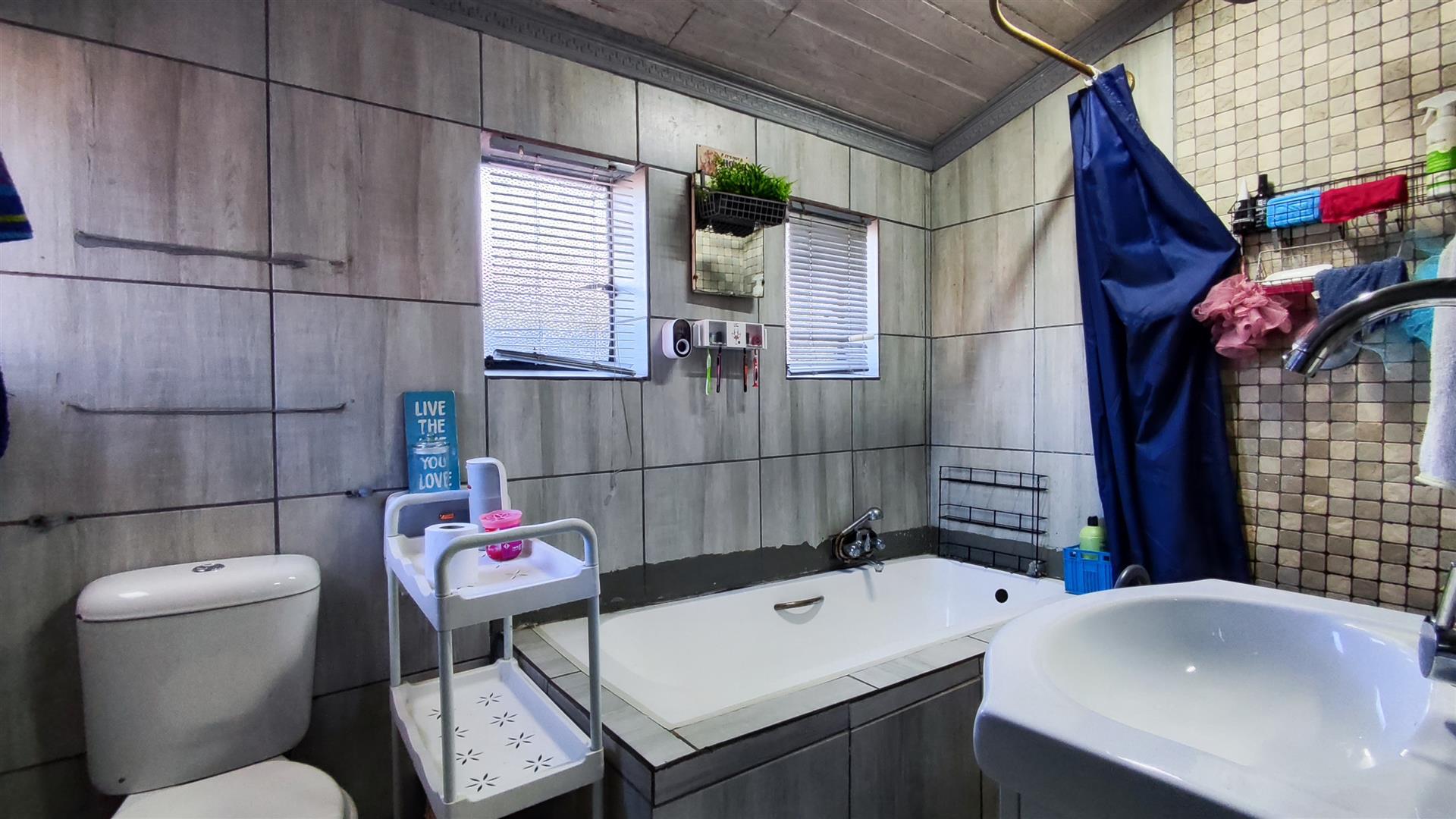 Bathroom 1 - 6 square meters of property in Vanderbijlpark