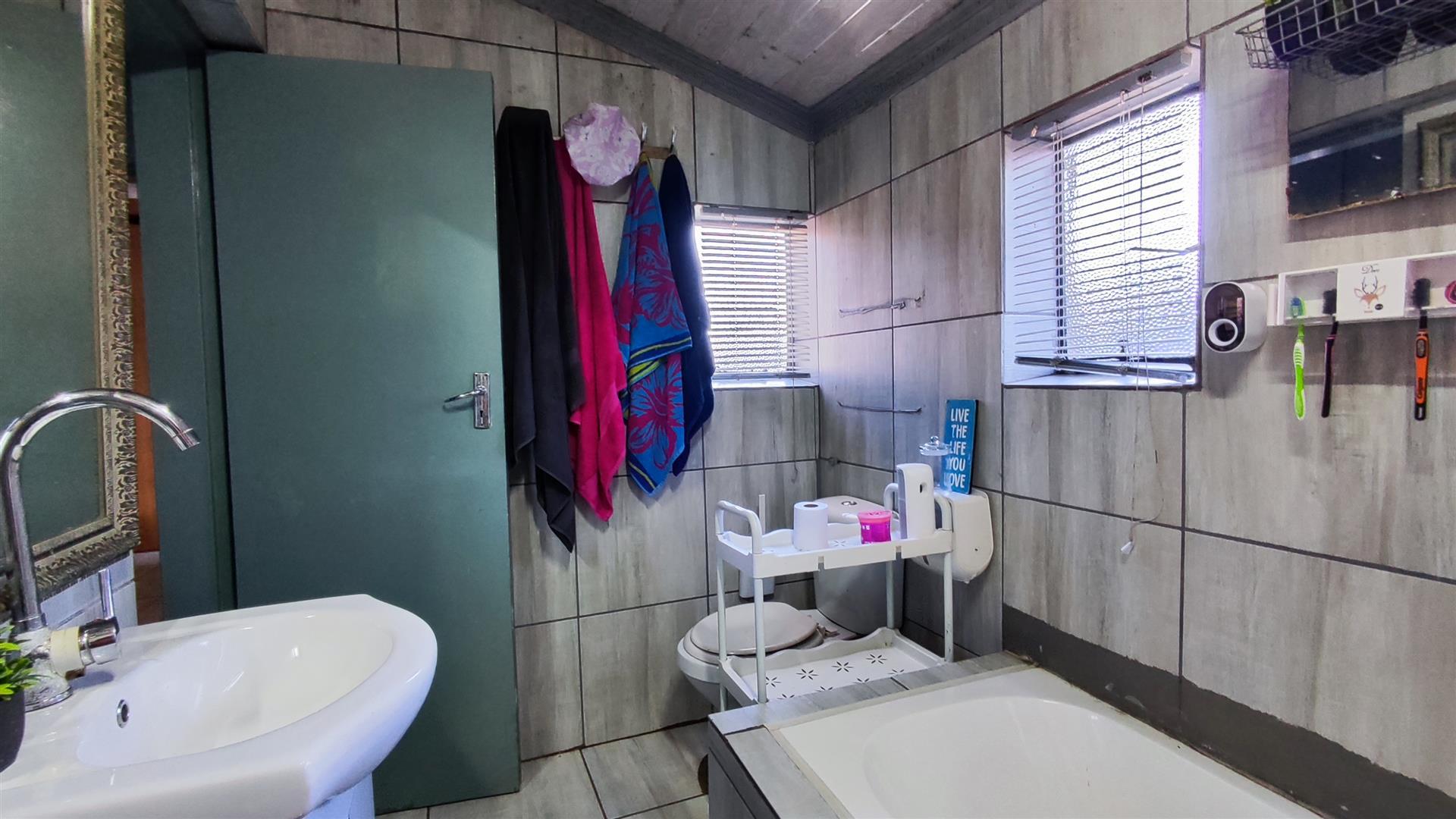 Bathroom 1 - 6 square meters of property in Vanderbijlpark