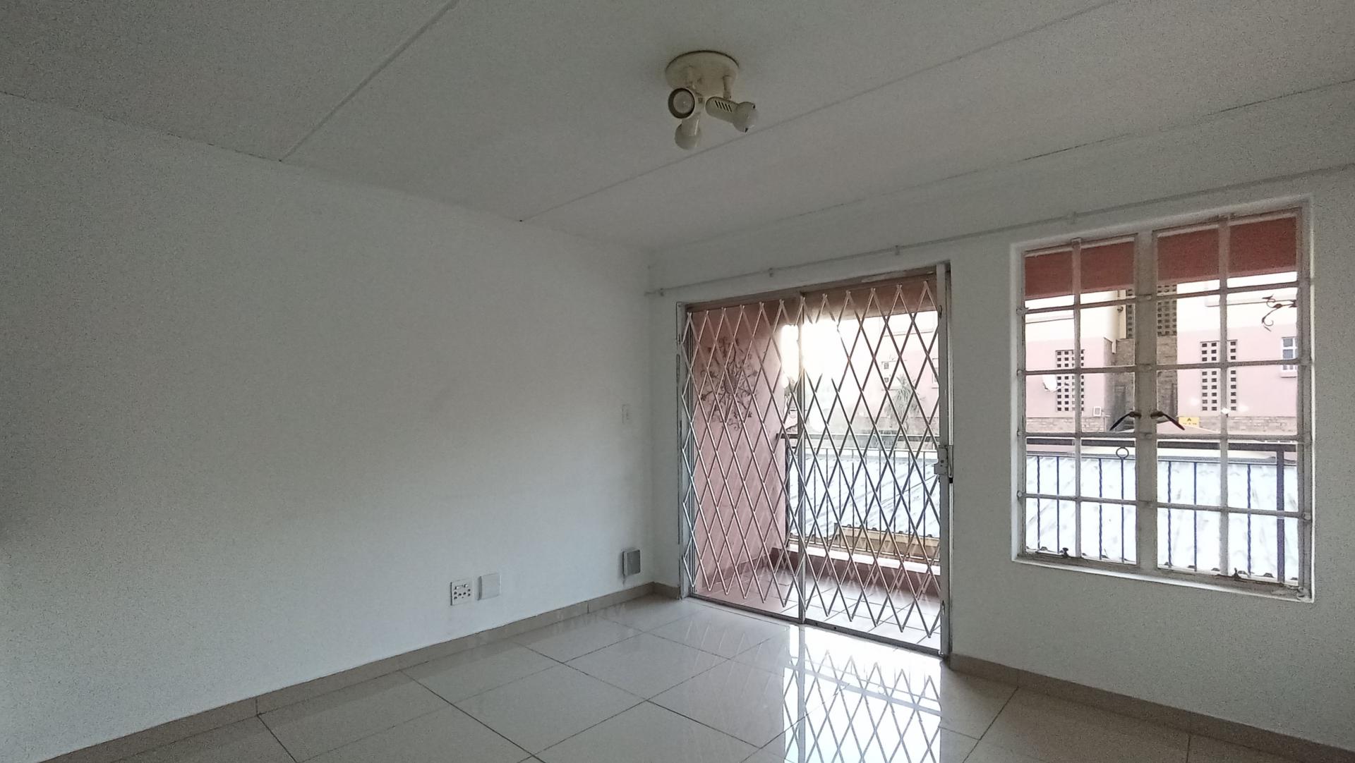 Lounges - 14 square meters of property in Marlands