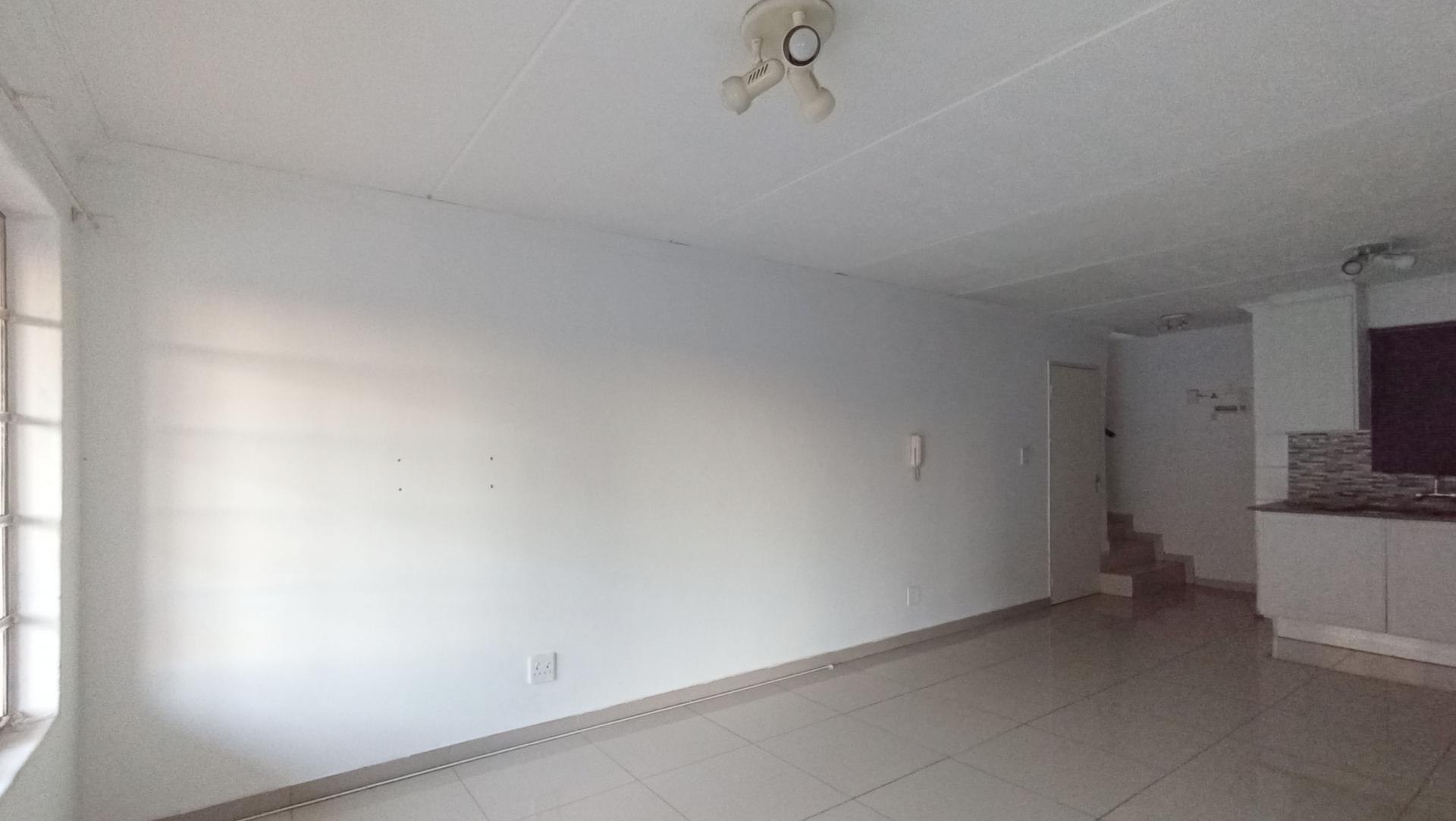 Lounges - 14 square meters of property in Marlands