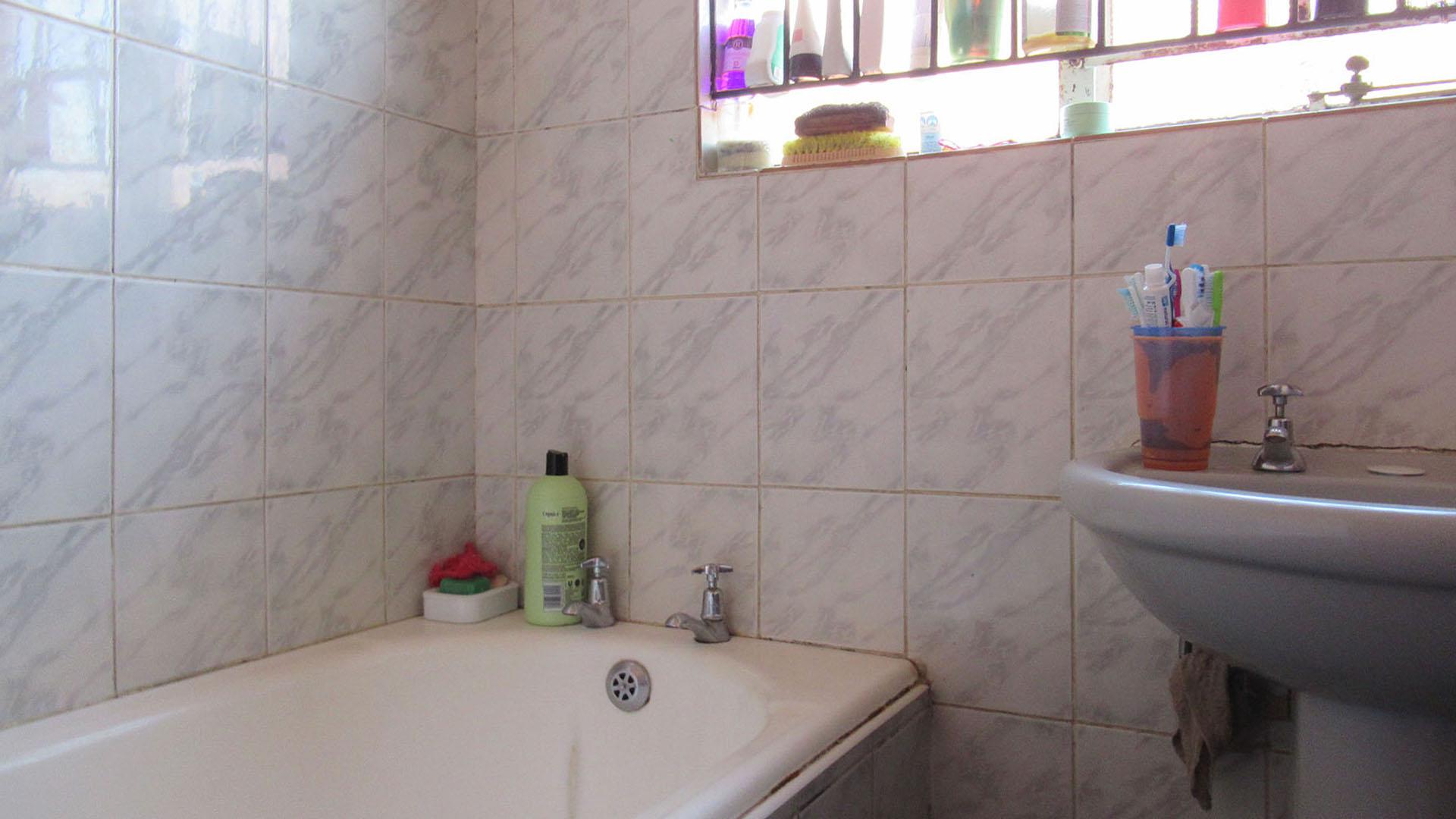 Bathroom 1 - 3 square meters of property in Ennerdale