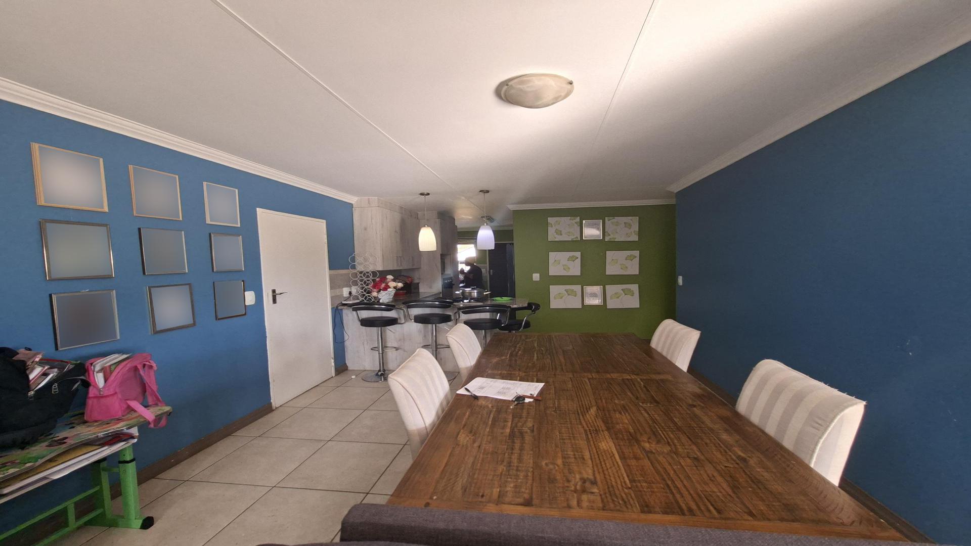 Dining Room of property in Rooihuiskraal North