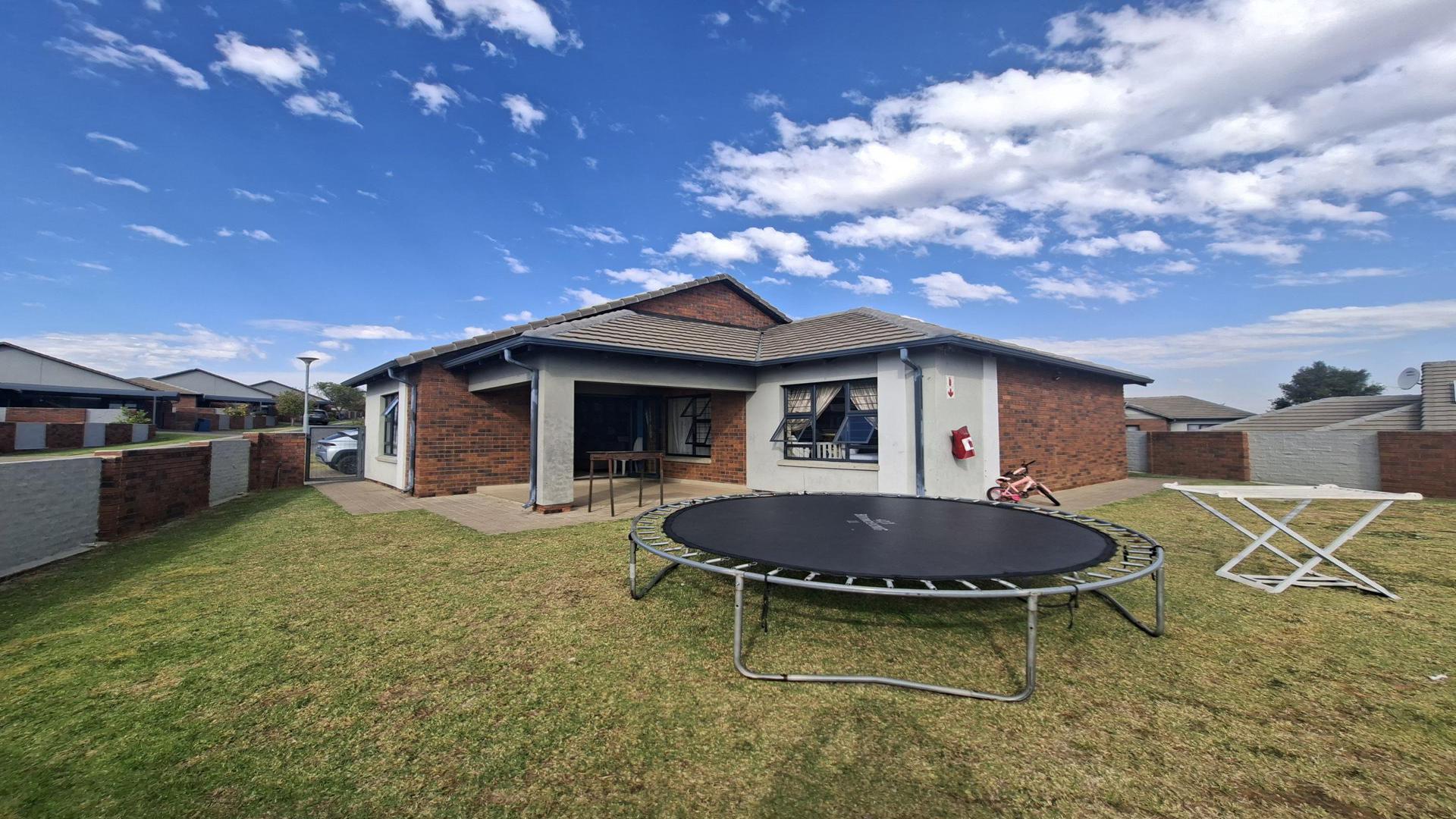 Backyard of property in Rooihuiskraal North