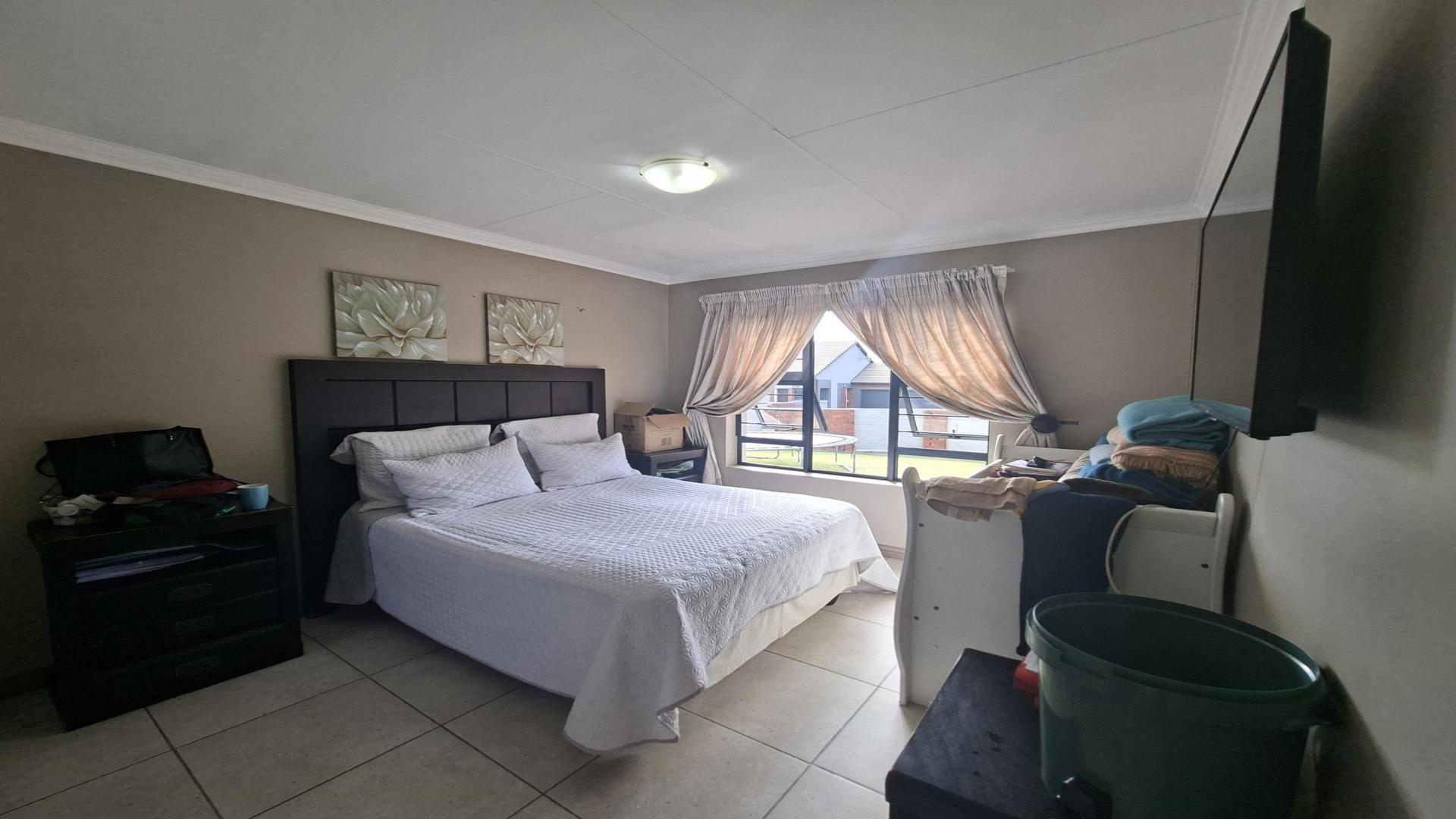 Bed Room 1 of property in Rooihuiskraal North