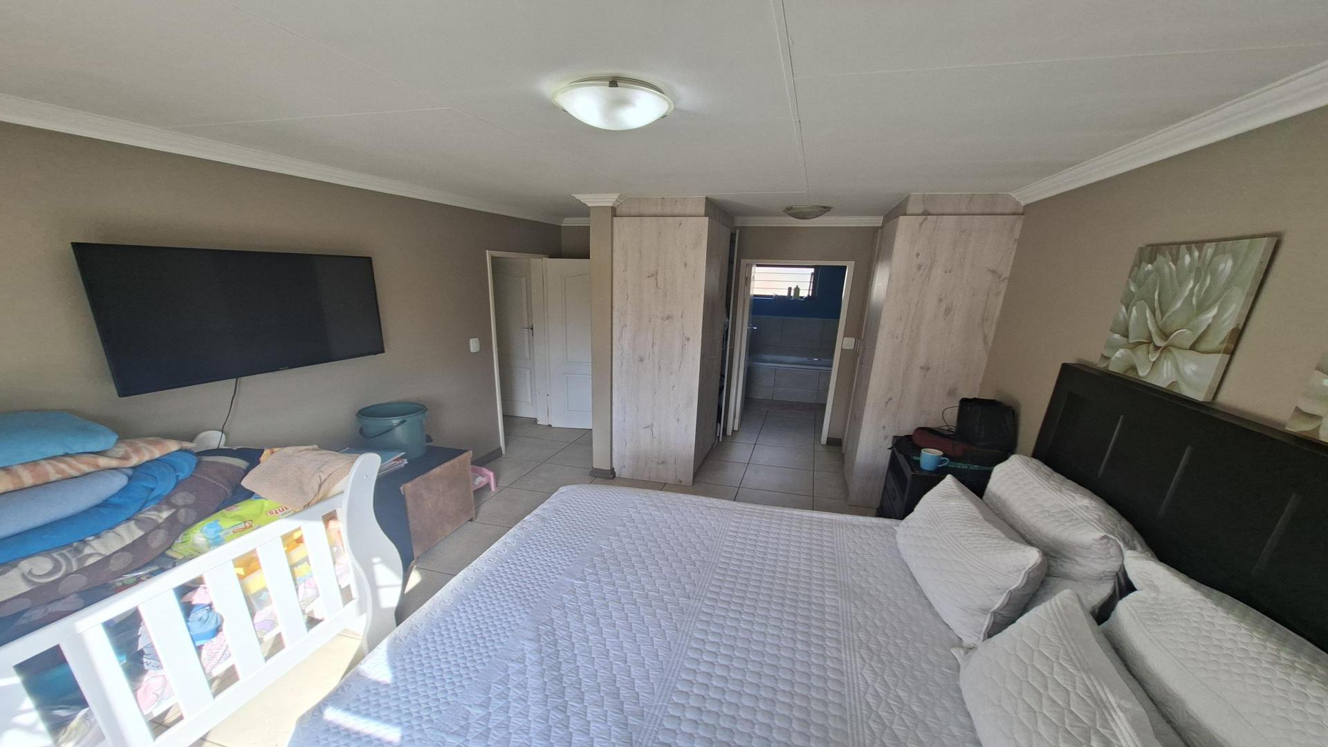 Bed Room 1 of property in Rooihuiskraal North