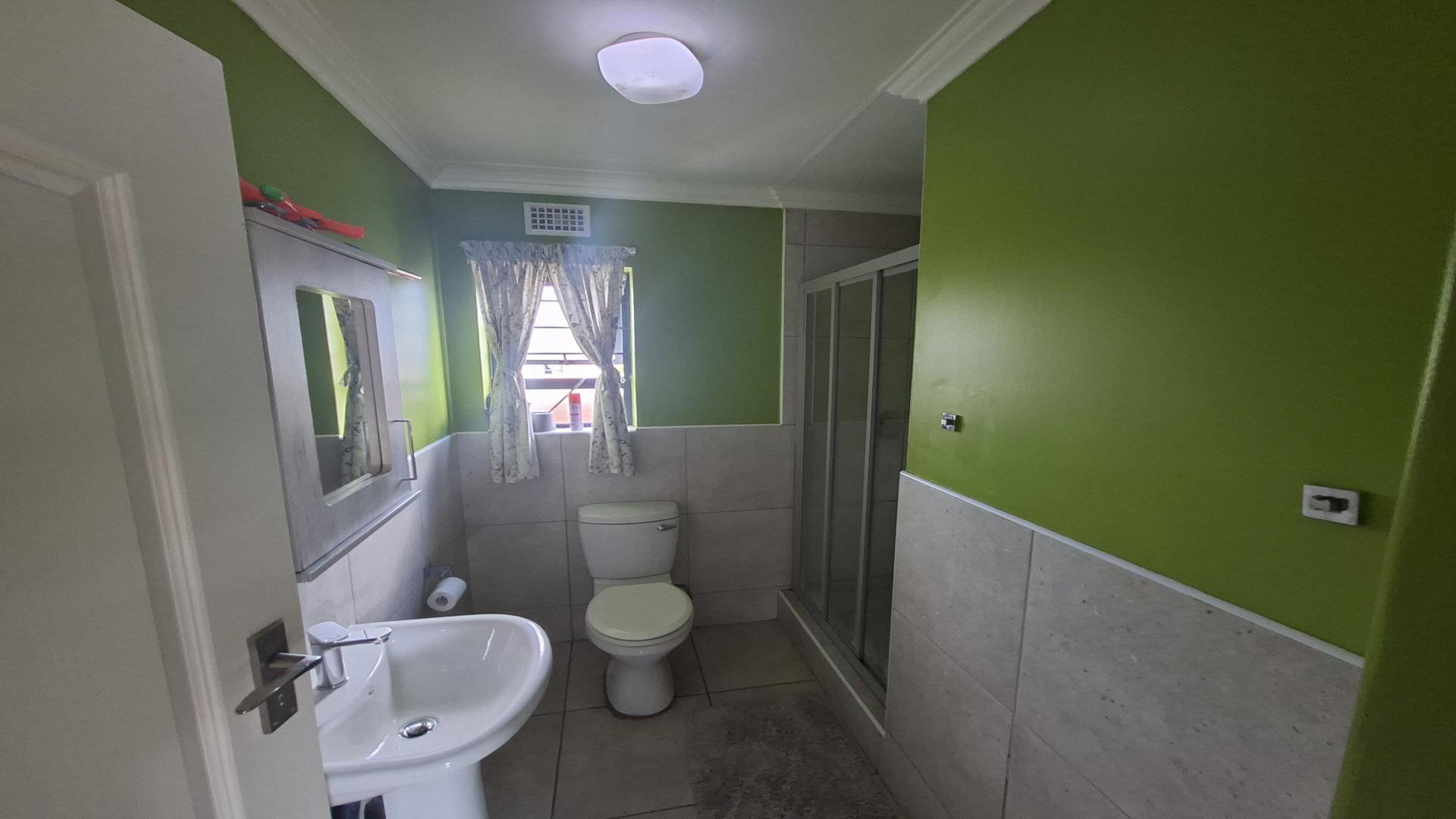 Bathroom 1 of property in Rooihuiskraal North