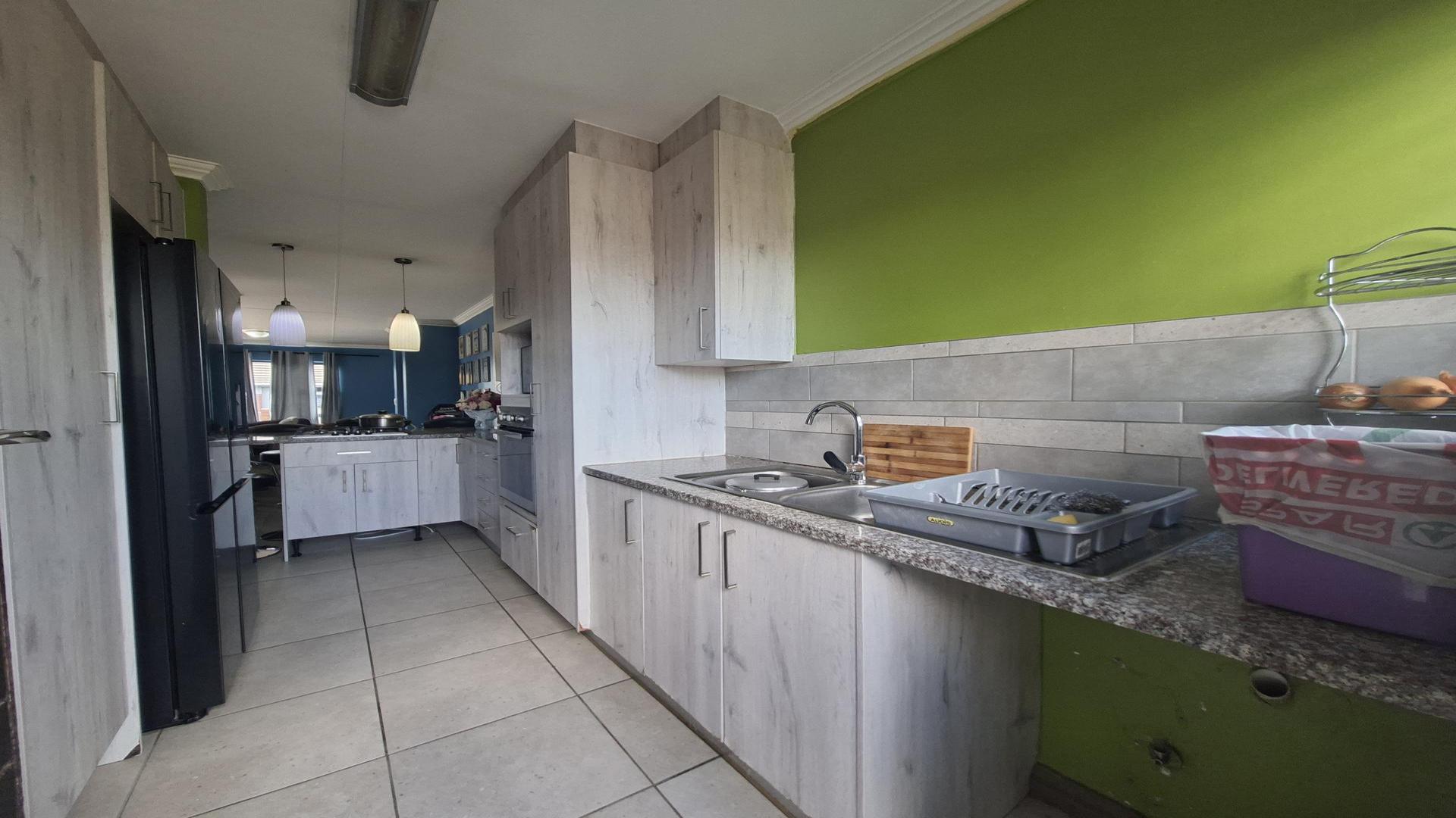 Kitchen of property in Rooihuiskraal North