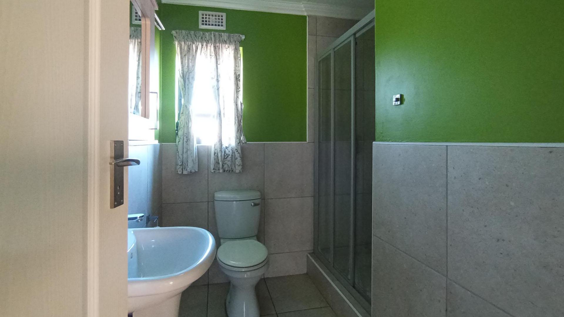 Bathroom 1 - 5 square meters of property in Rooihuiskraal North