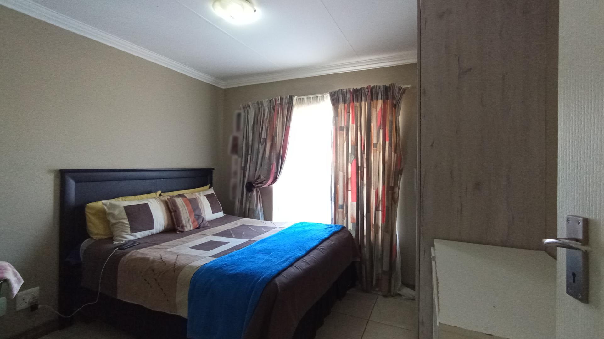 Bed Room 1 - 11 square meters of property in Rooihuiskraal North