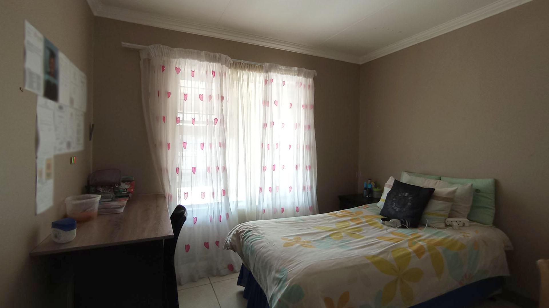 Bed Room 2 - 11 square meters of property in Rooihuiskraal North