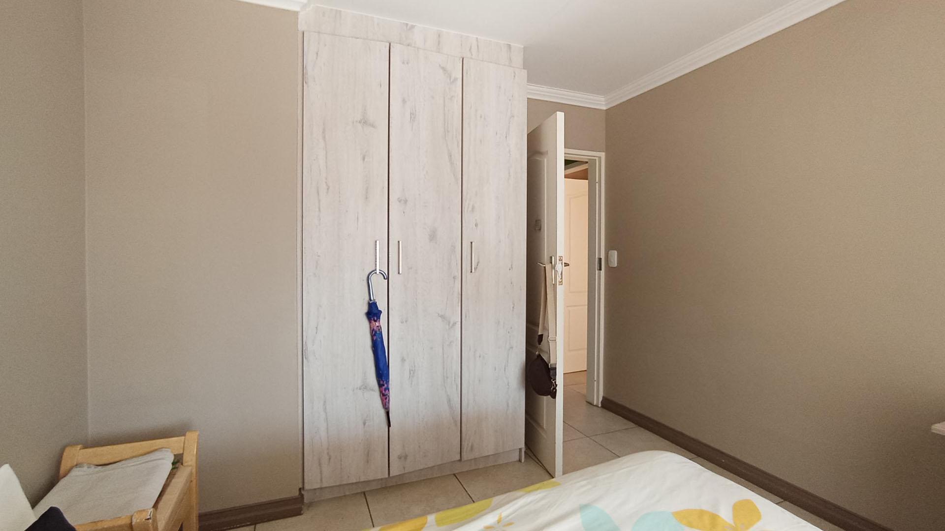 Bed Room 2 - 11 square meters of property in Rooihuiskraal North