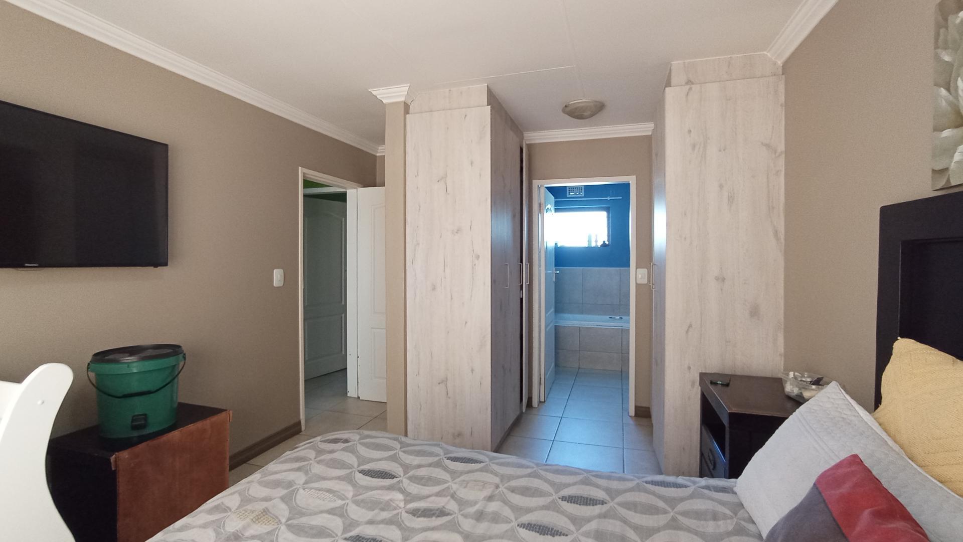 Main Bedroom - 17 square meters of property in Rooihuiskraal North