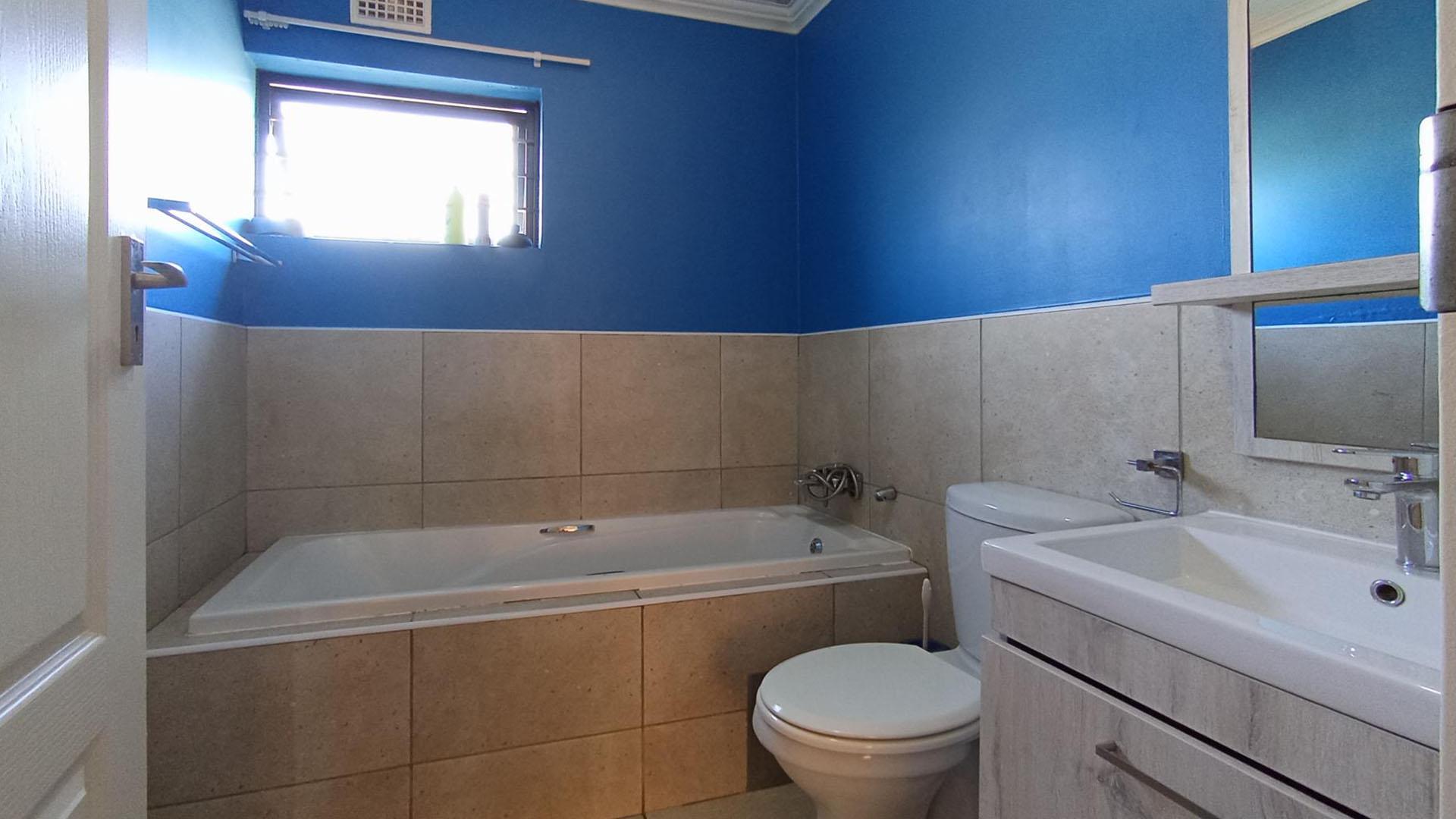 Main Bathroom - 7 square meters of property in Rooihuiskraal North