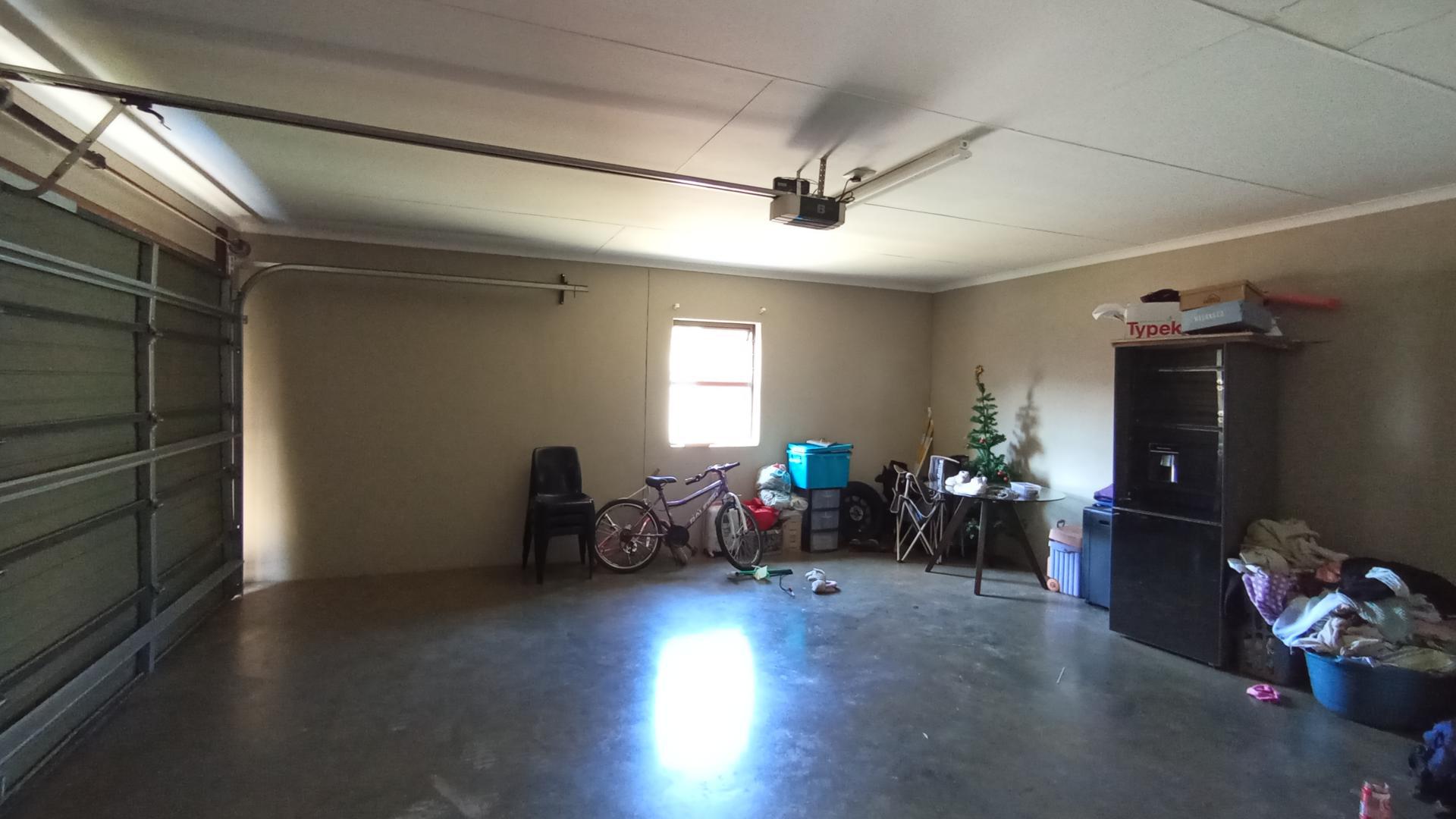 Garage - 40 square meters of property in Rooihuiskraal North