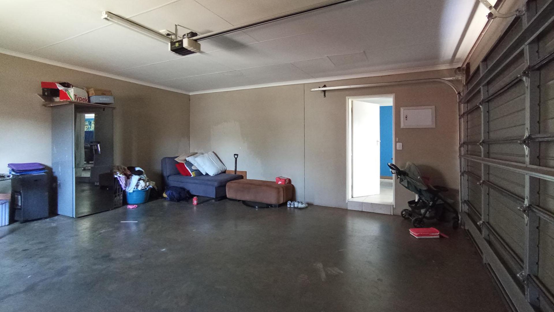 Garage - 40 square meters of property in Rooihuiskraal North